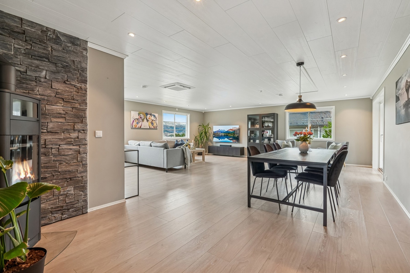 Stuen har god romfølelse med mye naturlig lys fra store vinduer. Dens størrelse og form gir stor fleksibilitet for ønsket møblering. Galleribilde