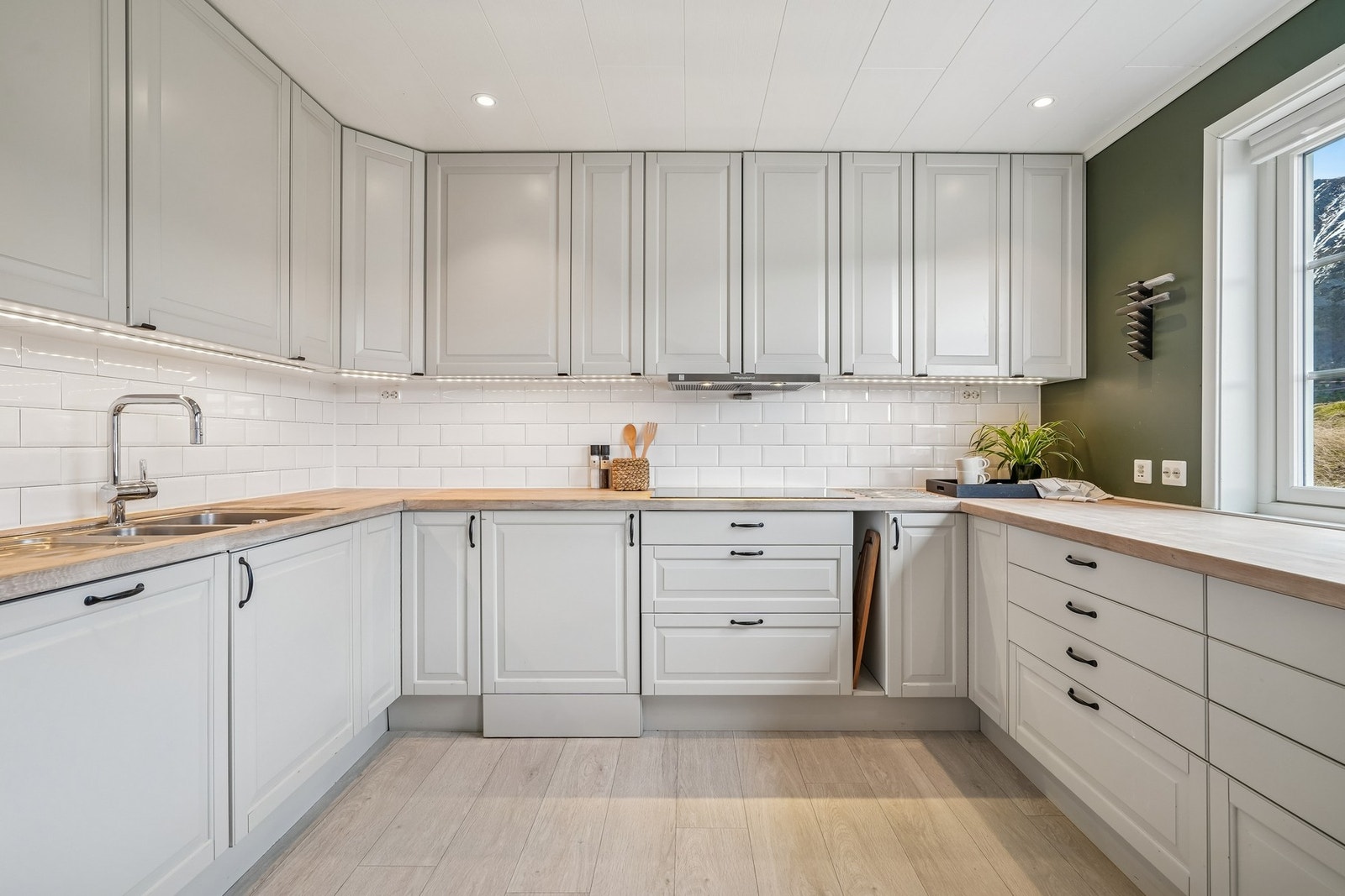 Effektivt kjøkken med svært god skap- og benkeplass, samt funksjonelle løsninger som gjør matlagingen enkel og praktisk. Galleribilde