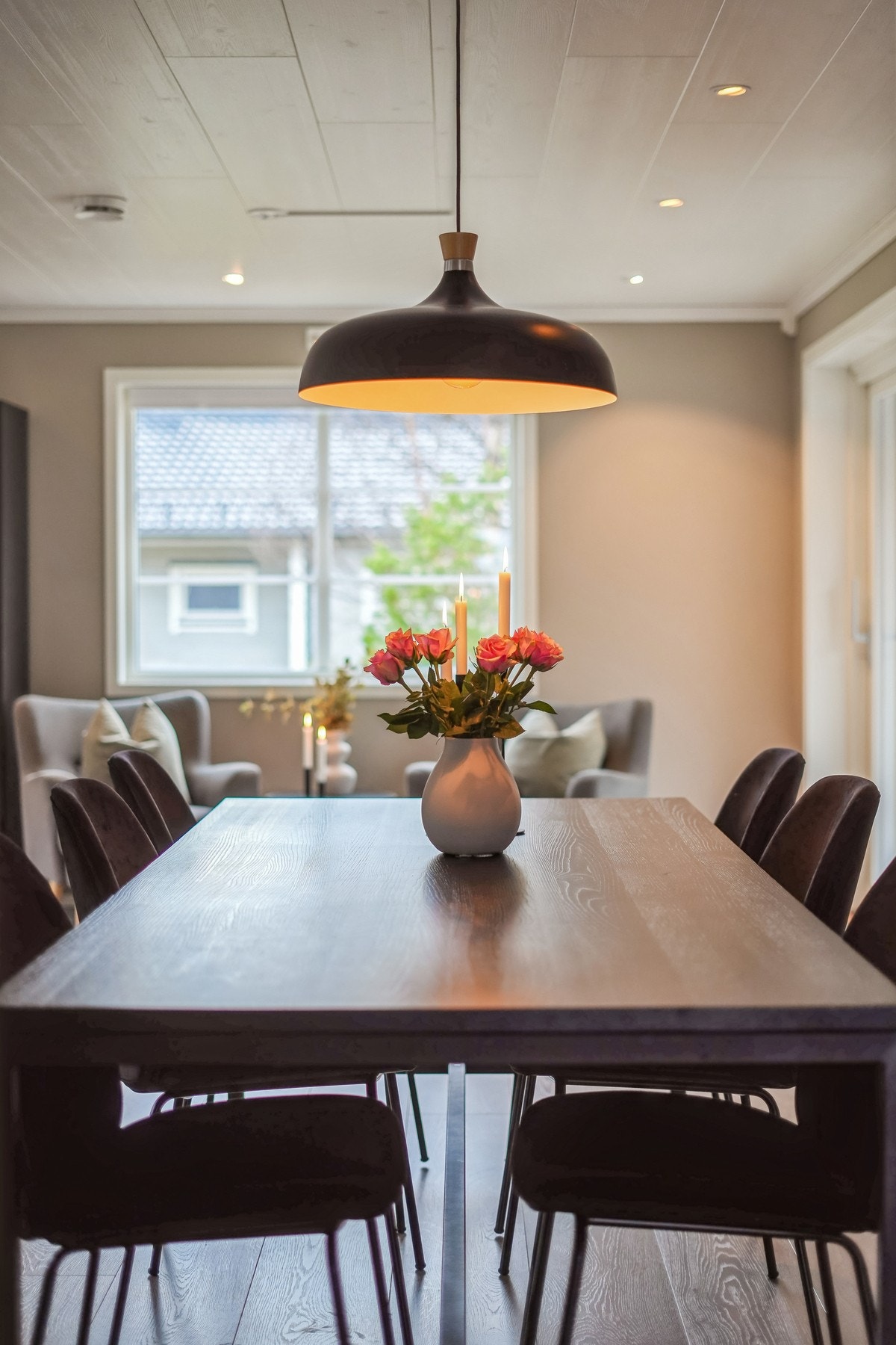 Boligen har balansert ventilasjon, og på stue og hovedsoverom er det også montert aircondition i himling for god inneluft og kjøling de varmeste dagene i året. Galleribilde