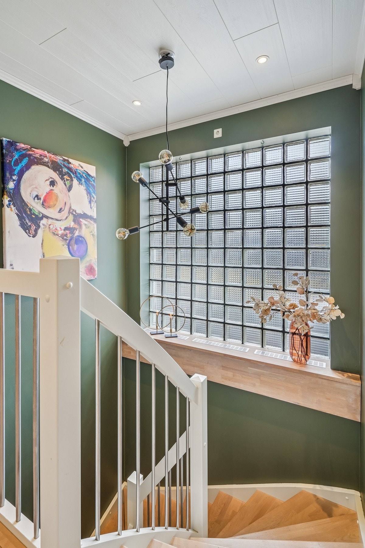 Trapperom i gangen med trapp ned til 1.etasje. Dekorativt vindu med glassbyggerstein. Galleribilde