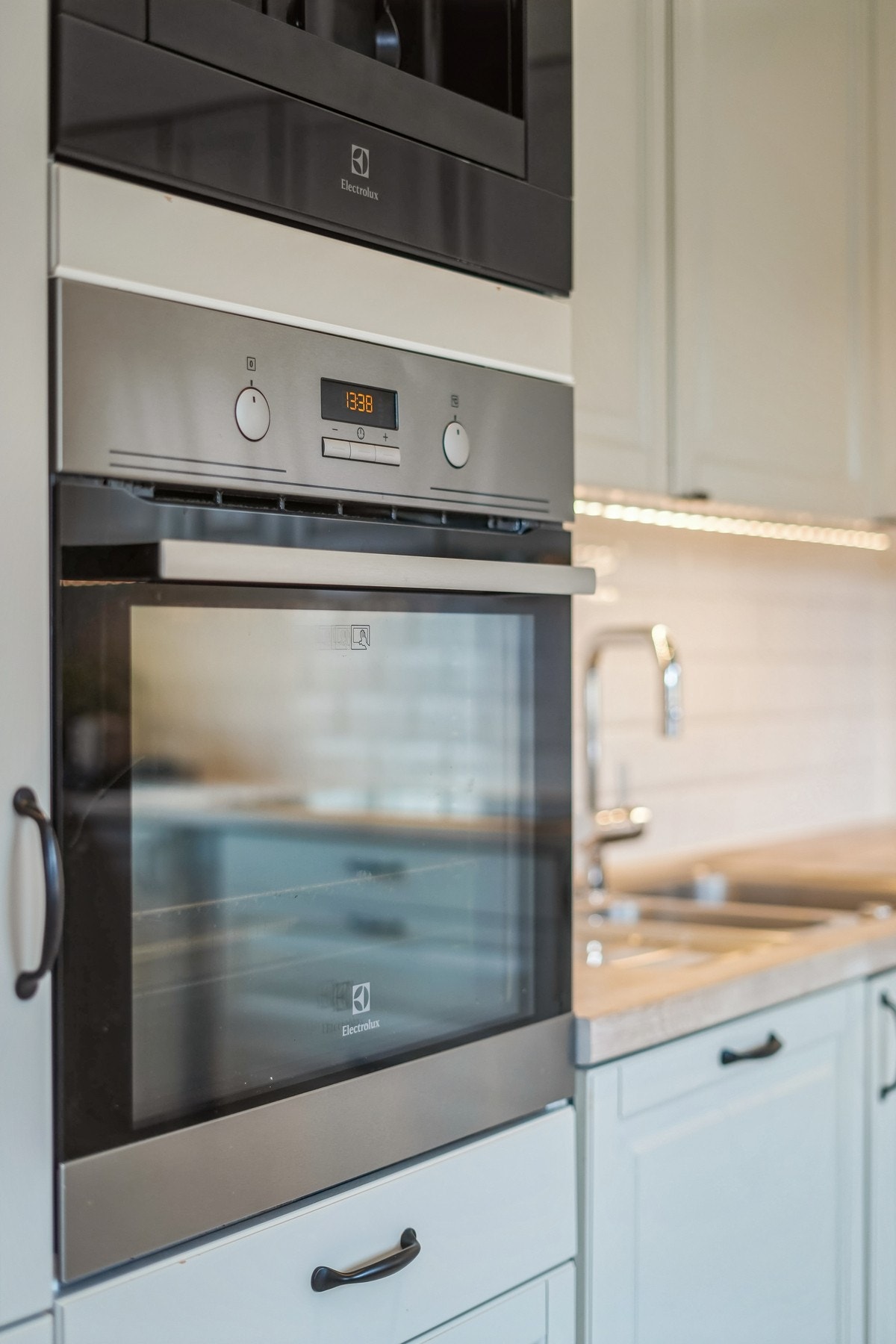 Integrerte hvitevarer medfølger i handelen, og det er både stekeovn, kaffemaskin, platetopp, integrert kjøleskap og fryseskap under benk. Galleribilde