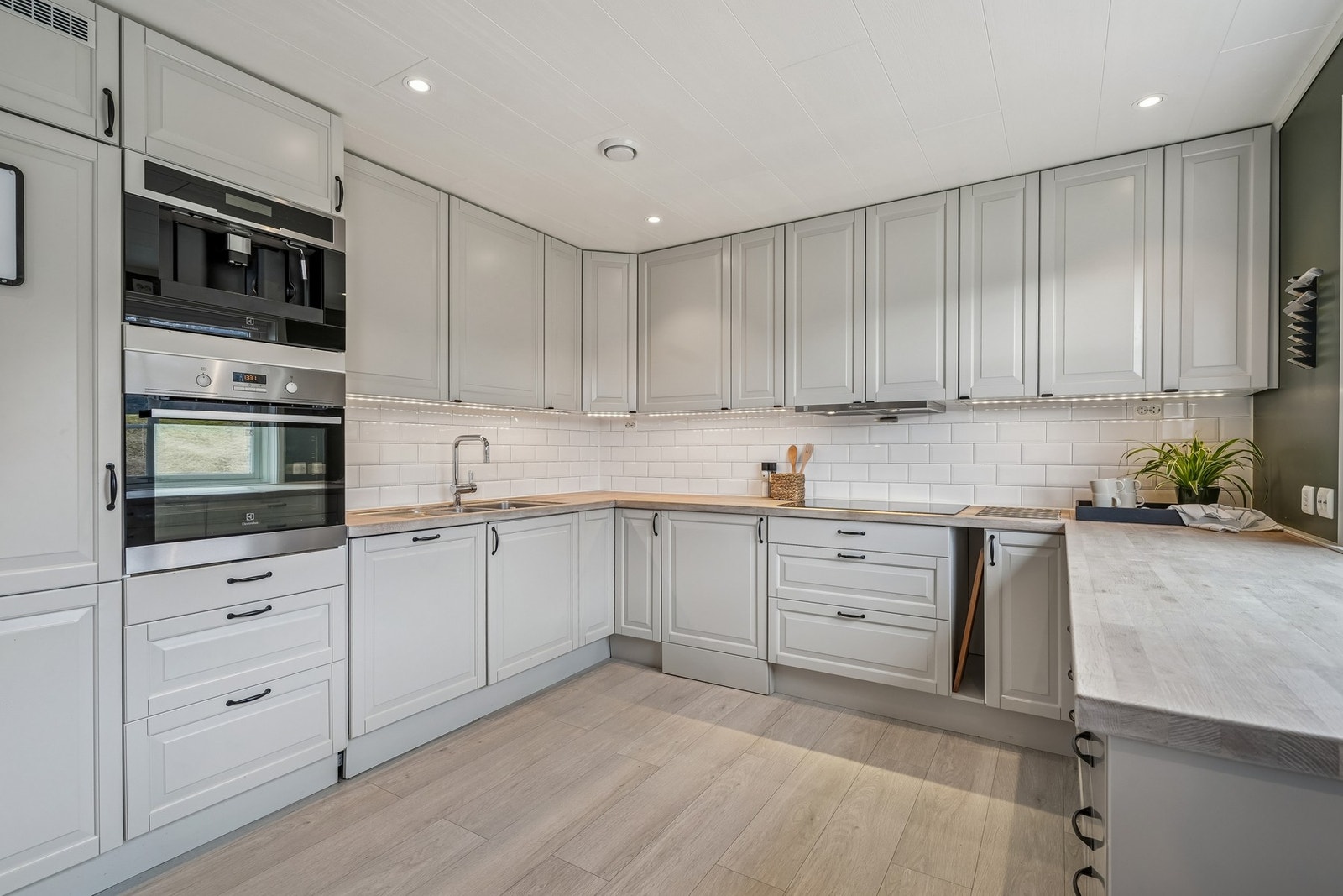 Kjøkkenet har fin innredning fra Epoq med profilerte fronter og svarte håndtak som en pen detalj. Galleribilde