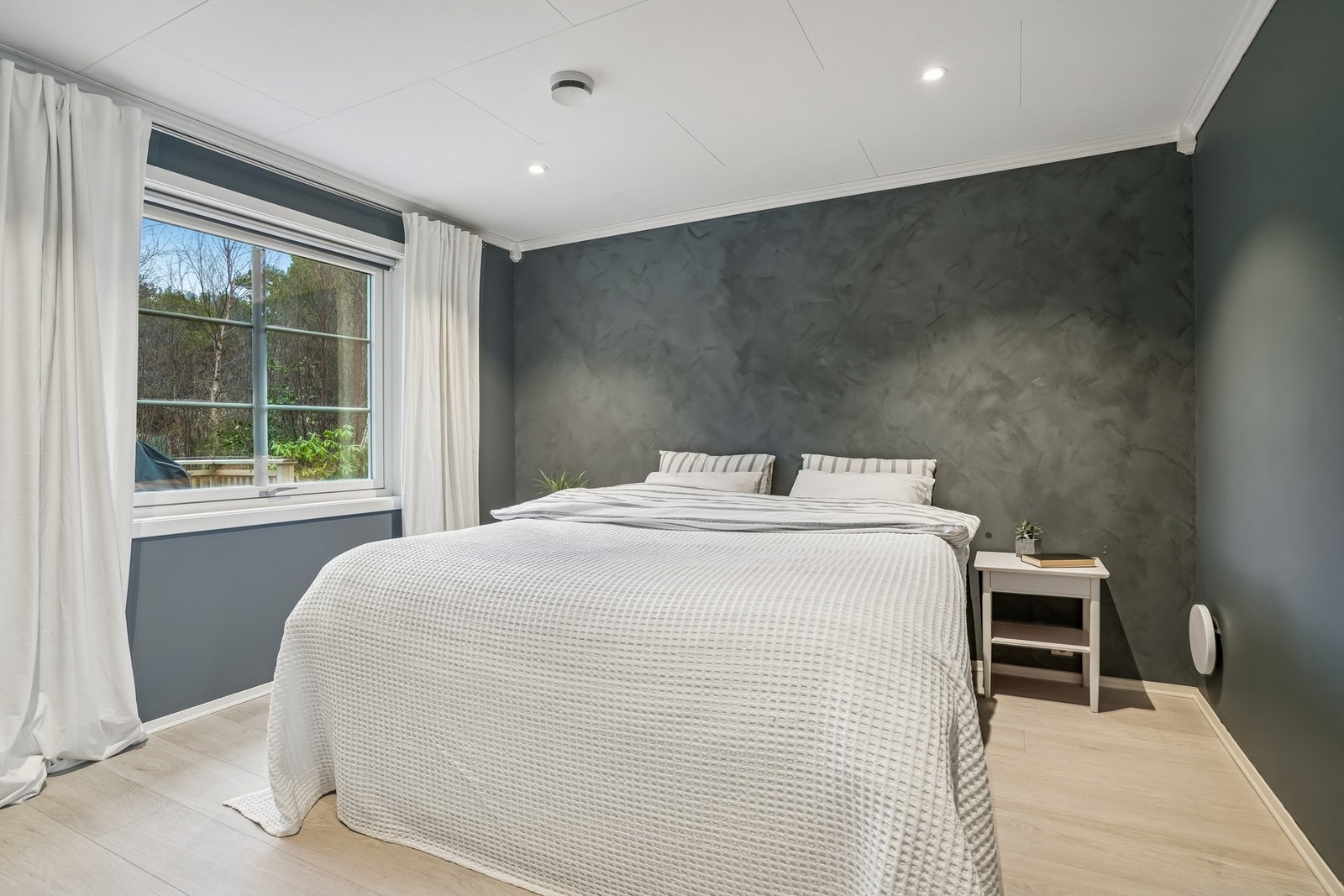 Delikat hovedsoverom med plass til dobbeltseng og tilhørende nattbord. Pen dekorvegg med kalkmaling. Galleribilde