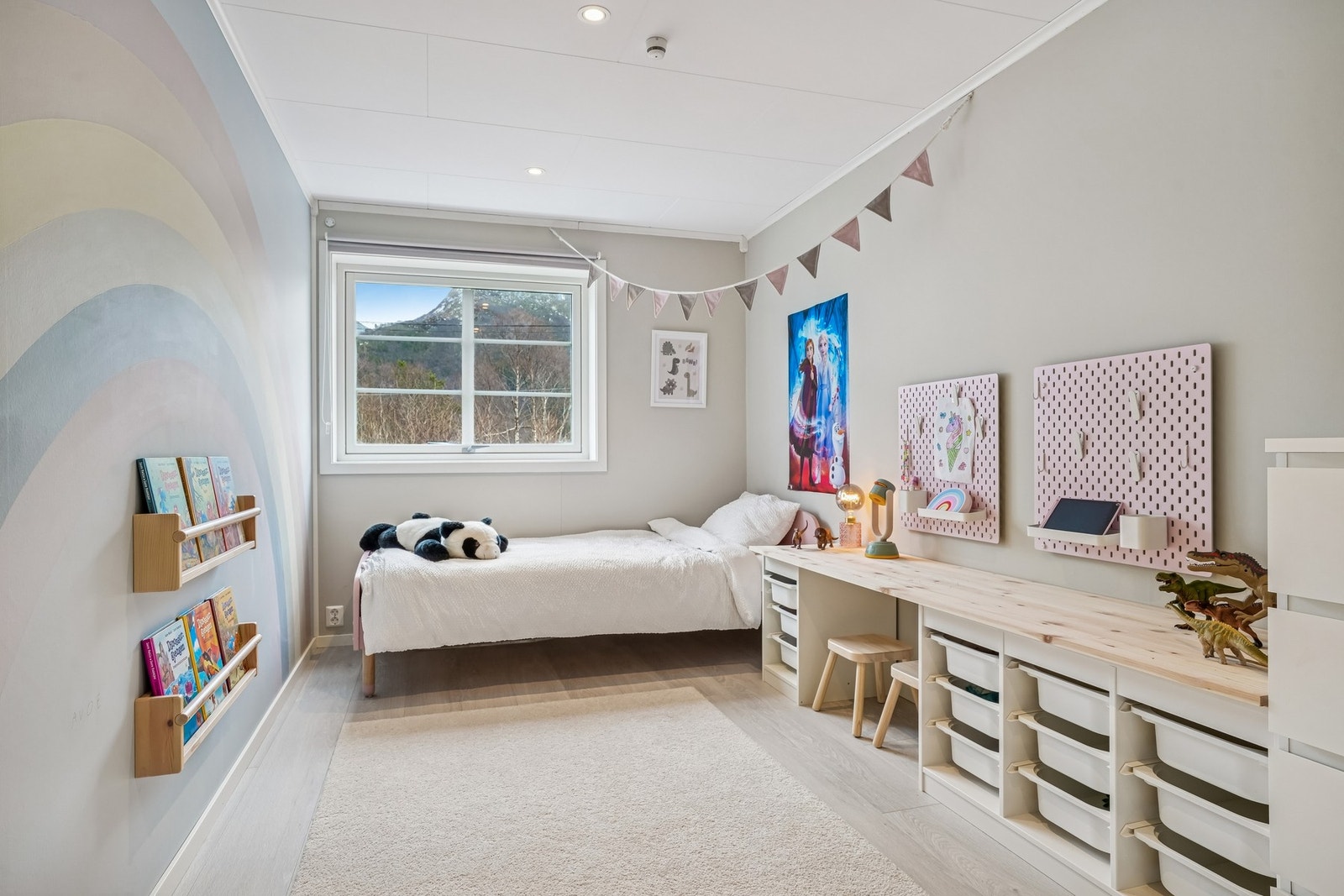 Koselig barnerom med laminatgulv og malte lyse vegger og praktisk oppbevaring. Downlights i himling. Galleribilde