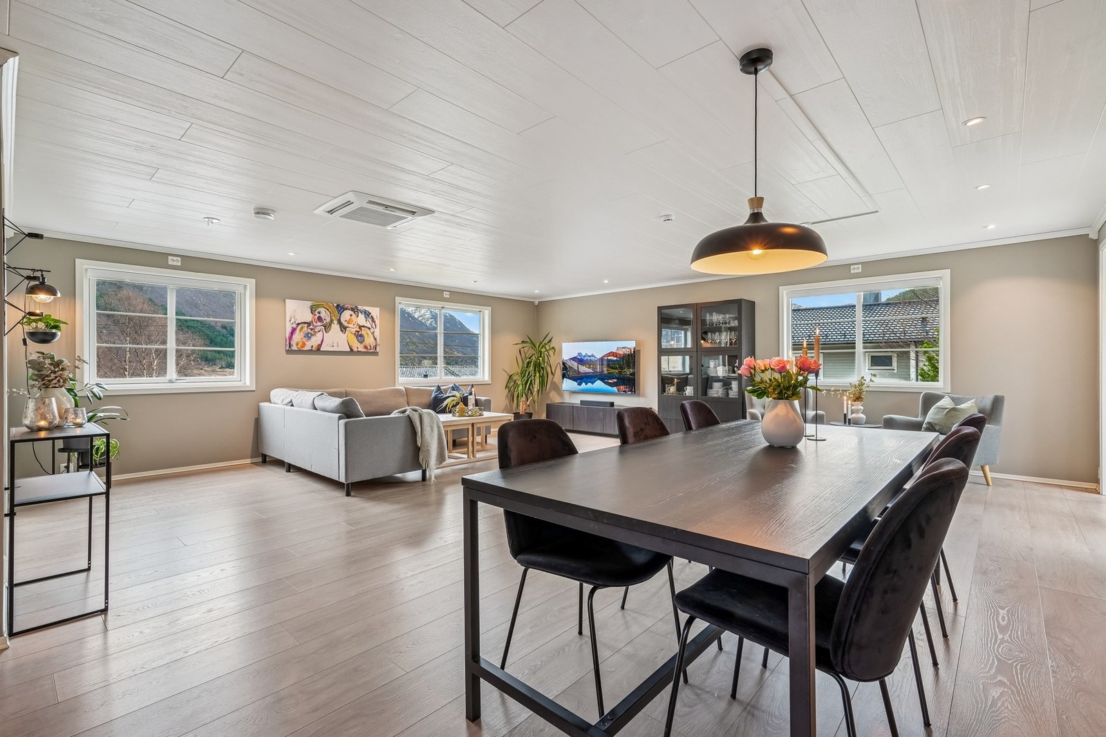 Her får du en bolig som har et gjennomgående moderne fargevalg på vegger, og gulvflater belagt med fin laminat. Lys og delikat stue med god plass til ønsket sofagruppe og tilhørende møblering. Galleribilde