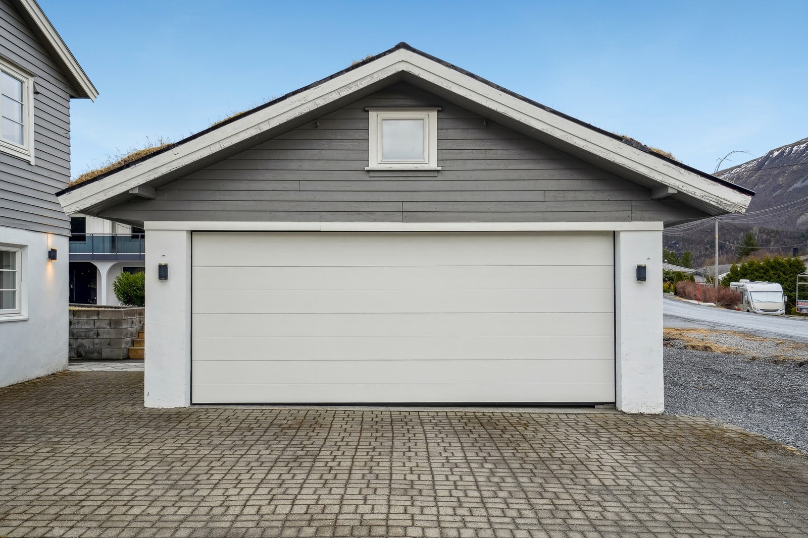 Garasjen har leddport med automatisk portåpner. Det er innlagt strøm og 2 stk el-bil ladere er montert. Galleribilde