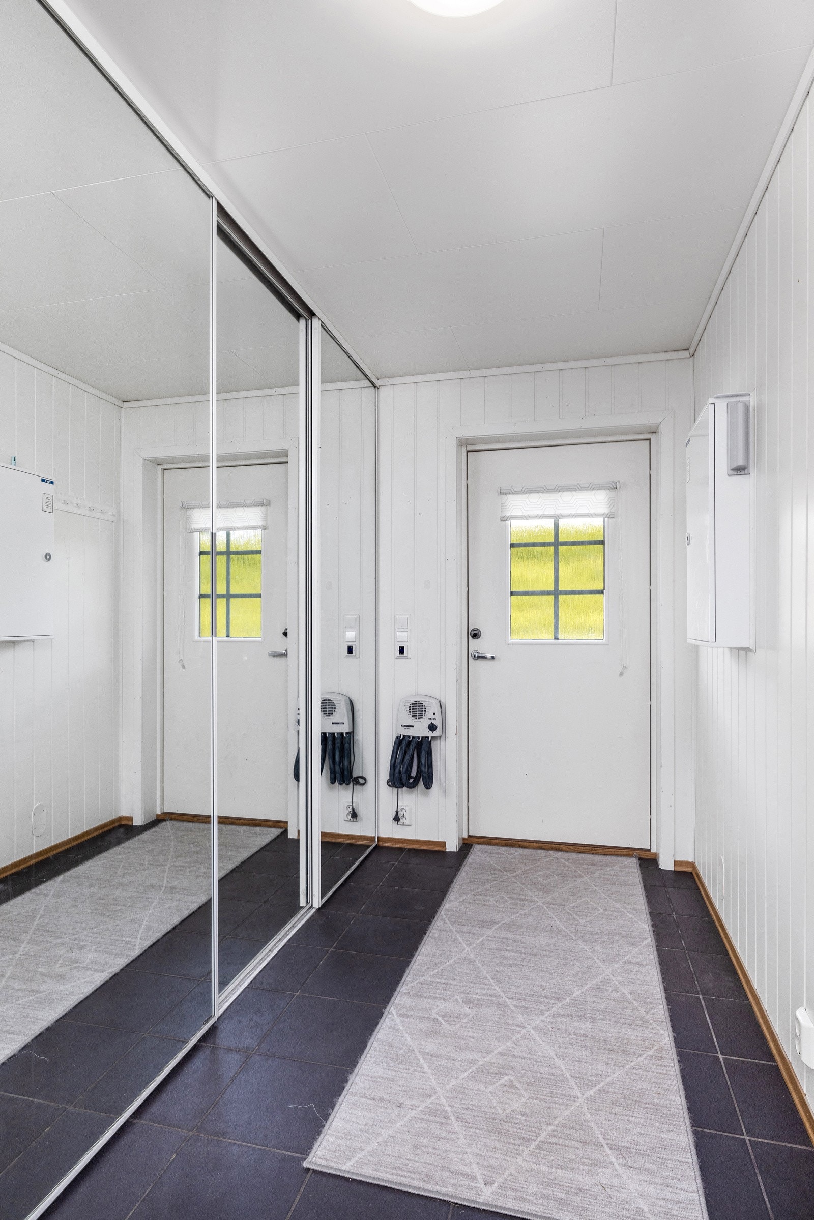Entrè med skyvedørsgarderobe. Galleribilde