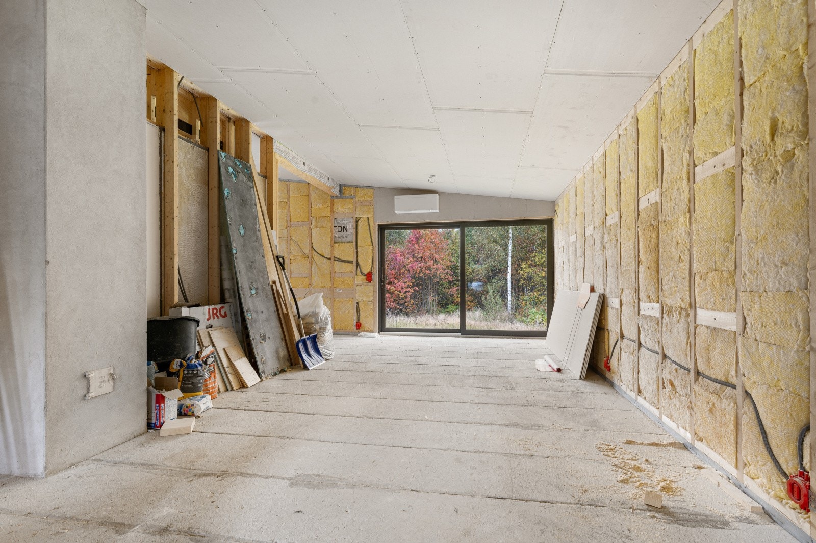 Det er gitt byggetillatelse for rehabilitering samt til- og påbygg enebolig. Stuen er av god størrelse og har avsatt plass til kjøkken med utgang fra tofløyet verandadør til en solrik hage. Galleribilde