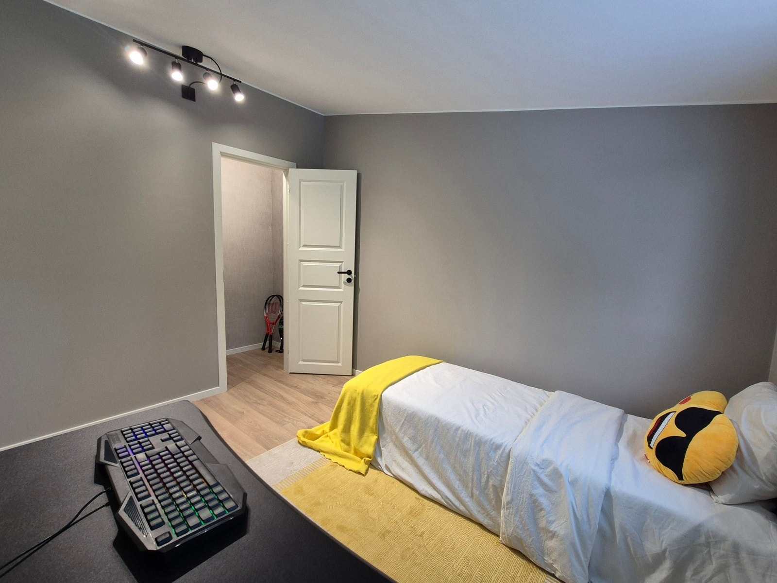 Soverom 2: Rom med eget walk-in. Galleribilde