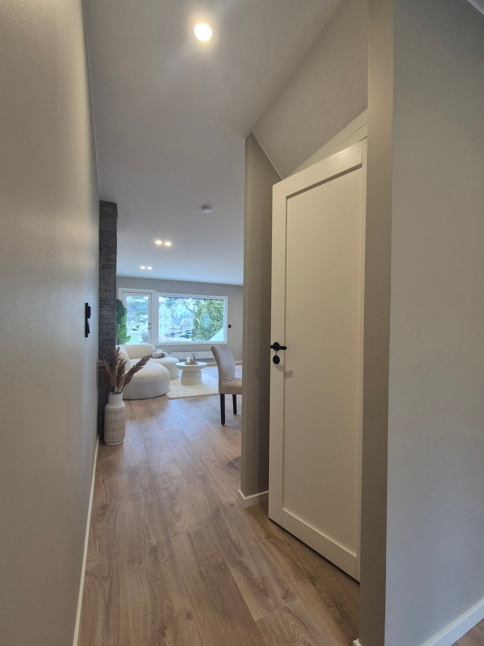 Ingang til kjeller. Galleribilde