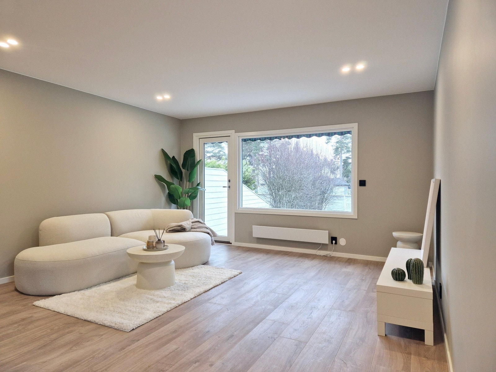 Moderne stue med lys atmosfære, åpen planløsning og elegante detaljer. Galleribilde