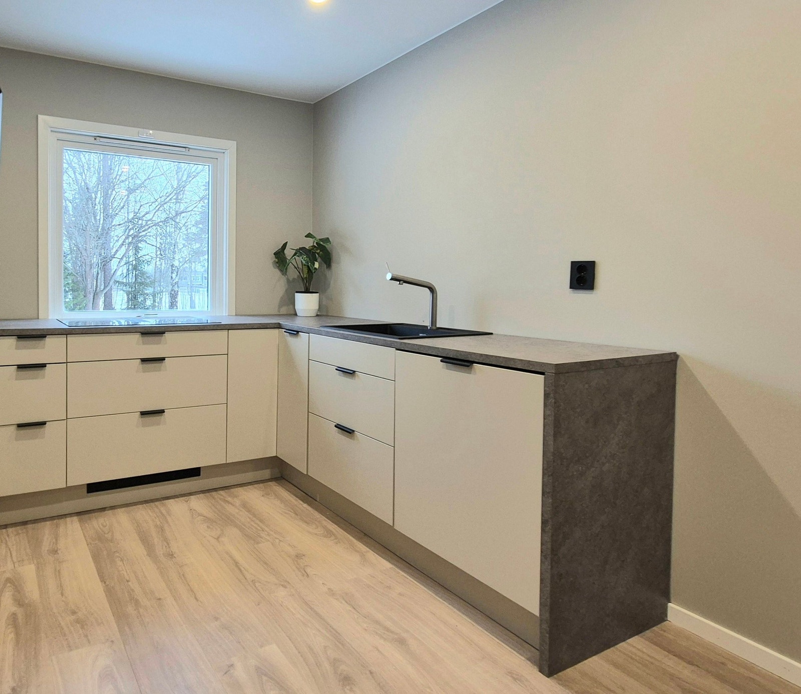 Her har du god benkeplass og arbeidsflater. Galleribilde