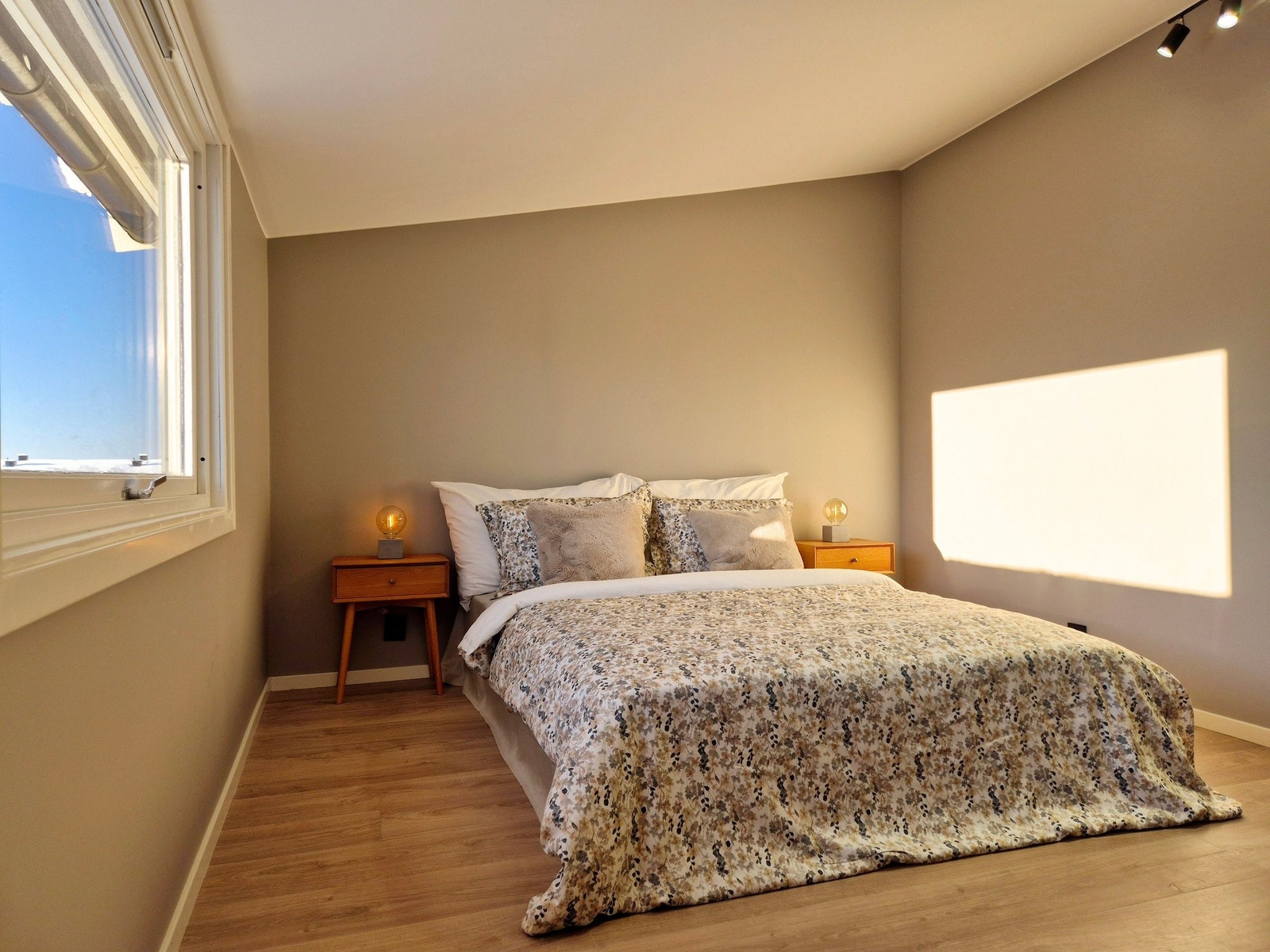 Soverom 1: Romslig hovedsoverom med god plass til dobbeltseng og rolige omgivelser. Galleribilde