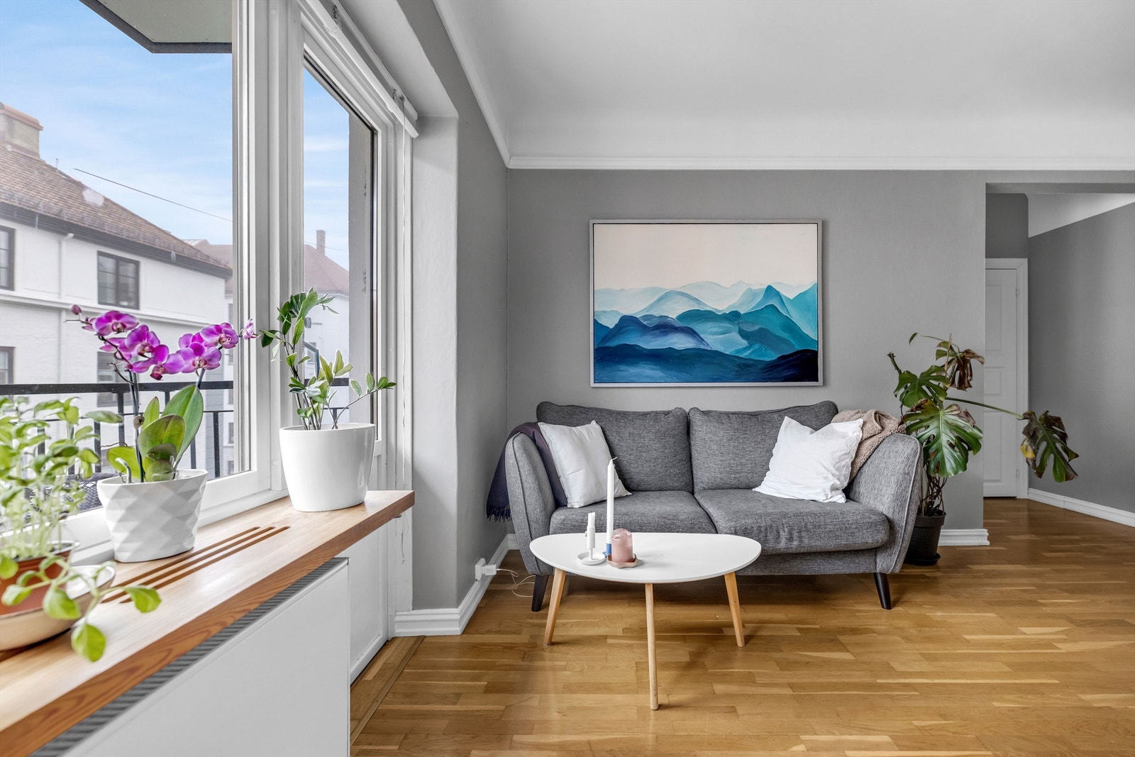 Fra stuen er det utgang til leilighetens balkong. Galleribilde