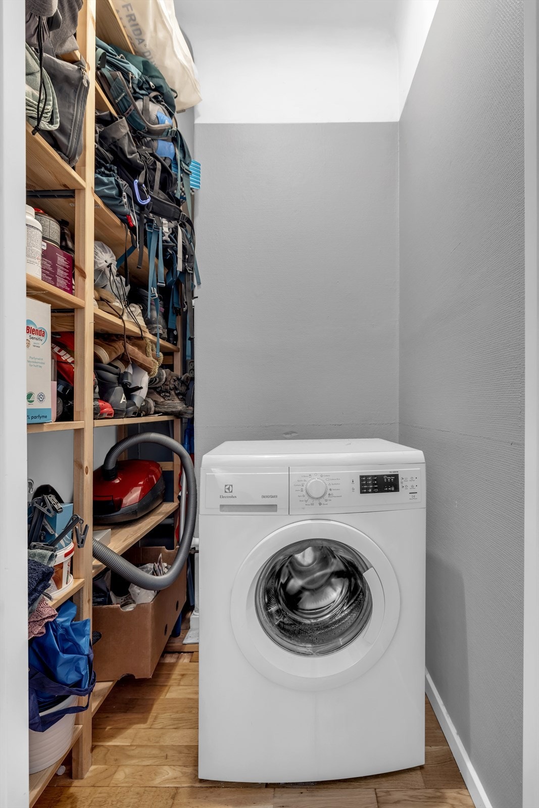 I tilknytning til stuen er det også en praktisk innvendig bod hvor det er vaskemaskin og brukes i dag som vaskerom. Galleribilde