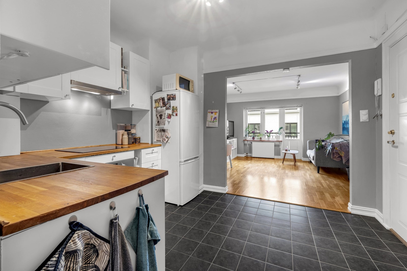 Hyggelig kjøkken som ligger i tilknytning til entréen. Galleribilde