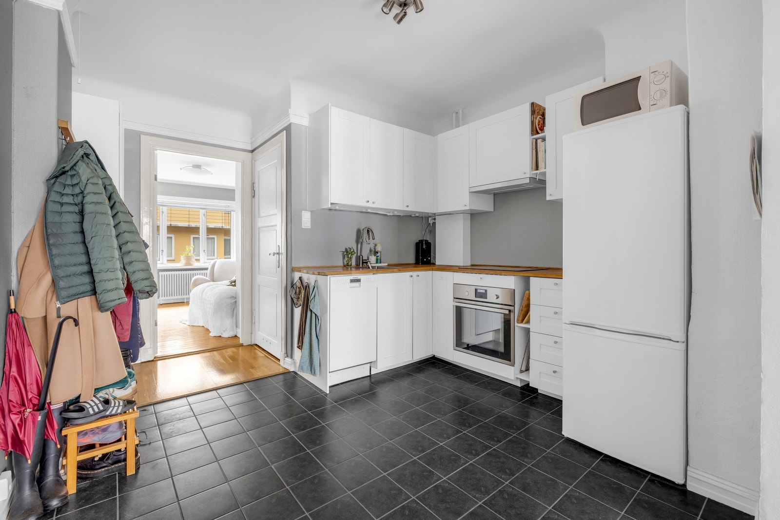 Leiligheten har en god romfølelse og åpen planløsning som skaper en luftig atmosfære. Galleribilde