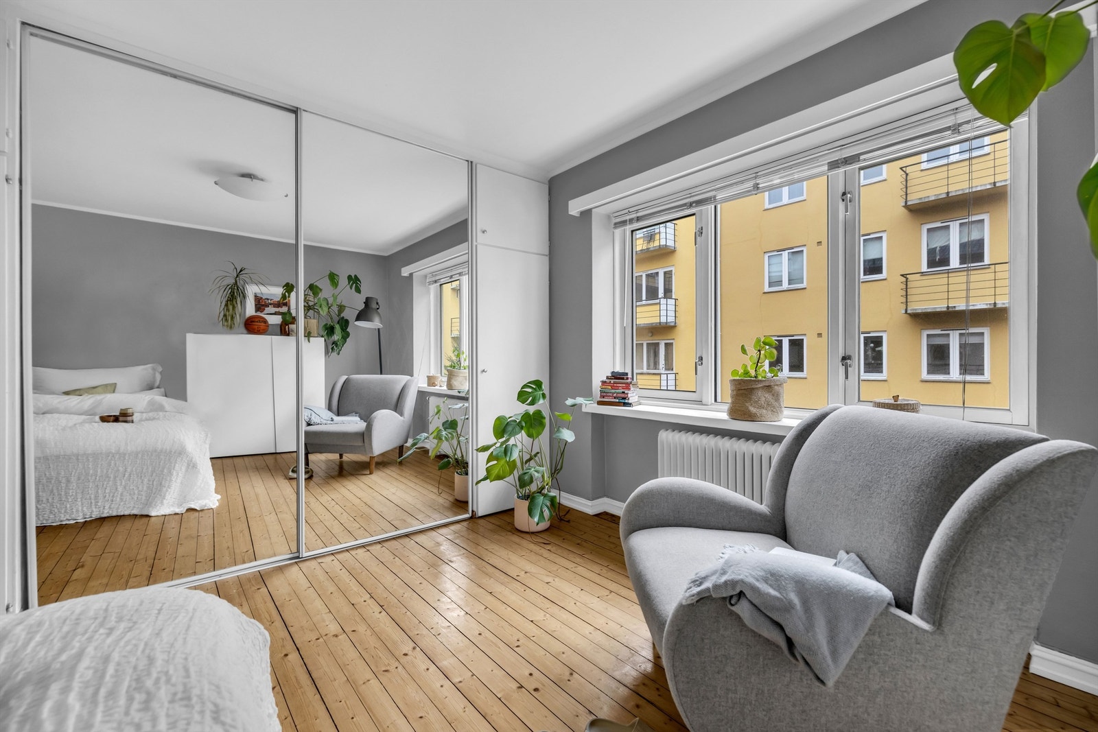 Store vindusflater i kombinasjon med takhøyden gir rommet en lys og luftig atmosfære. Galleribilde