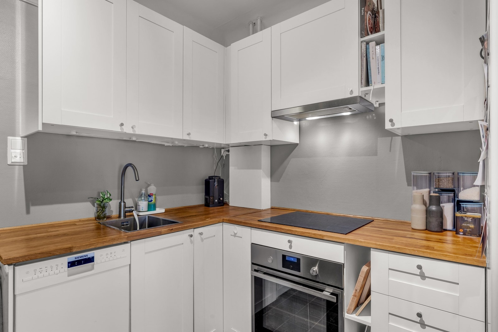 Videre er kjøkkenet utstyrt med integrert stekeovn, platetopp, oppvaskmaskin og frittstående kjøle-/fryseskap. Galleribilde