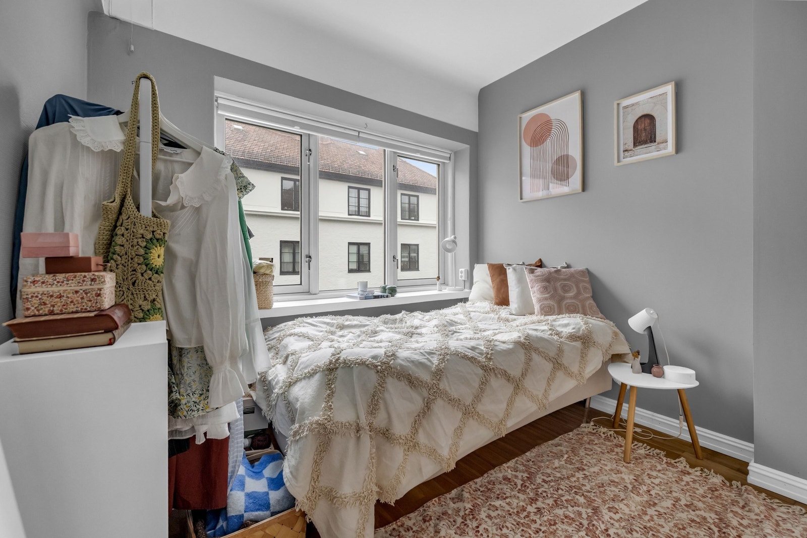 Rommet oppleves møbleringsvennlig og har plass til seng, nattbord og garderobeskap. Galleribilde