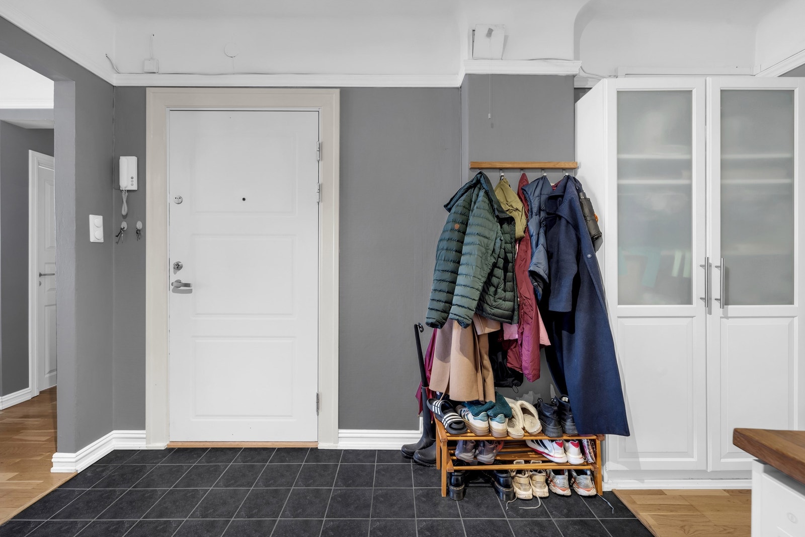 Entréen er romslig og gir et godt førsteinntrykk av leiligheten. Velkommen inn! Galleribilde