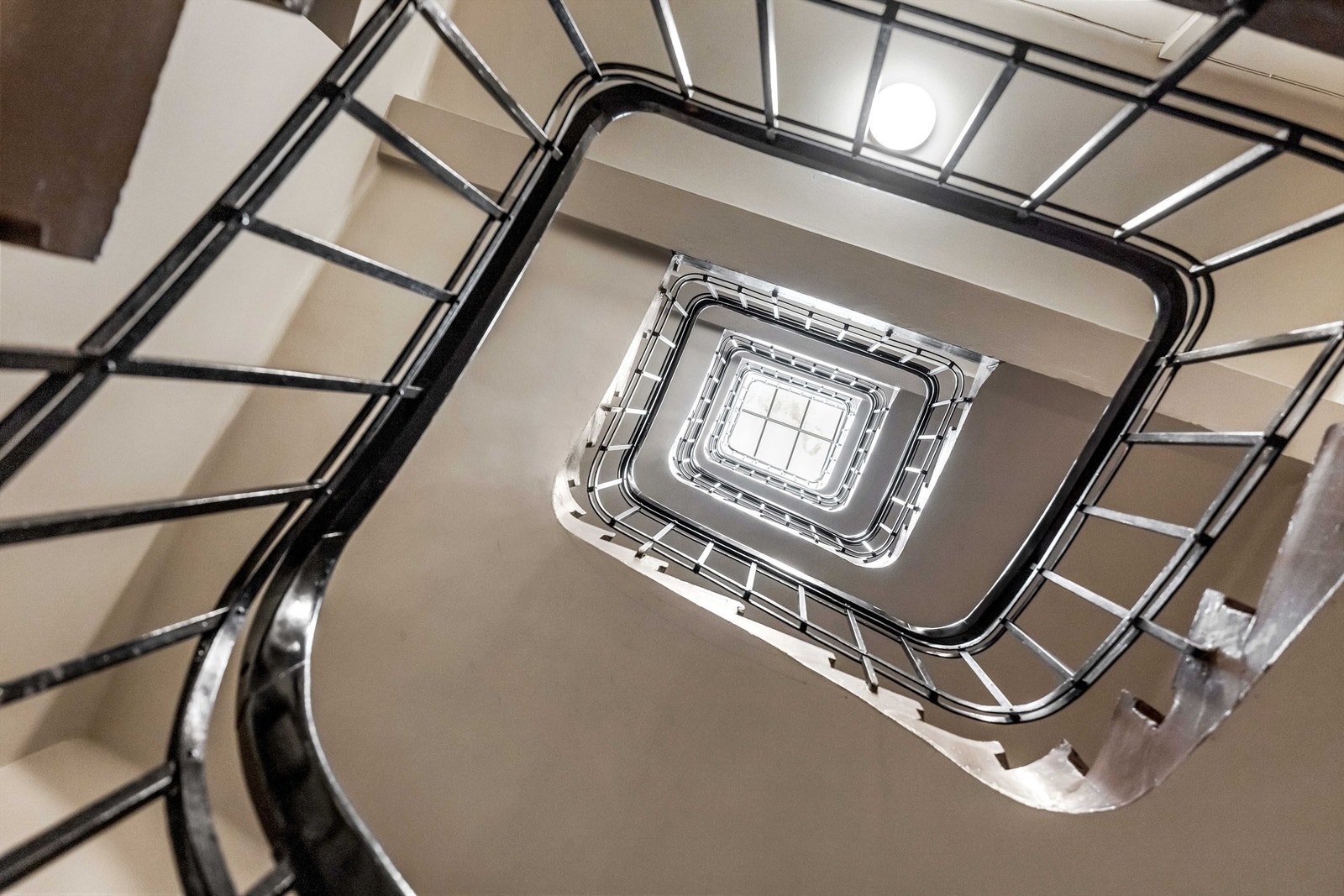 God lagringsplass med 2 boder, en på loft og en i kjeller. Galleribilde