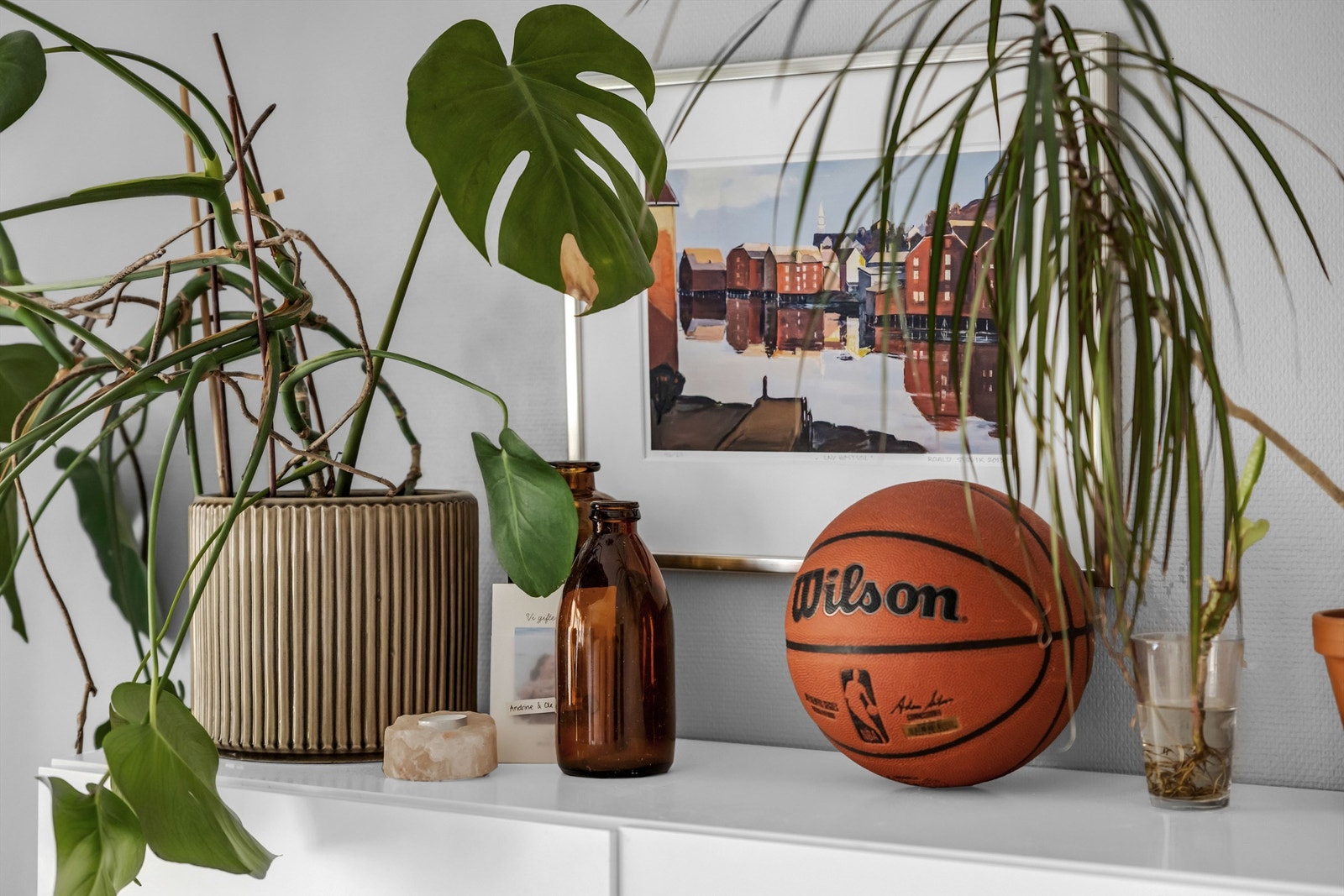 Leiligheten er oppvarmet via fjernvarme med radiatorer. Galleribilde