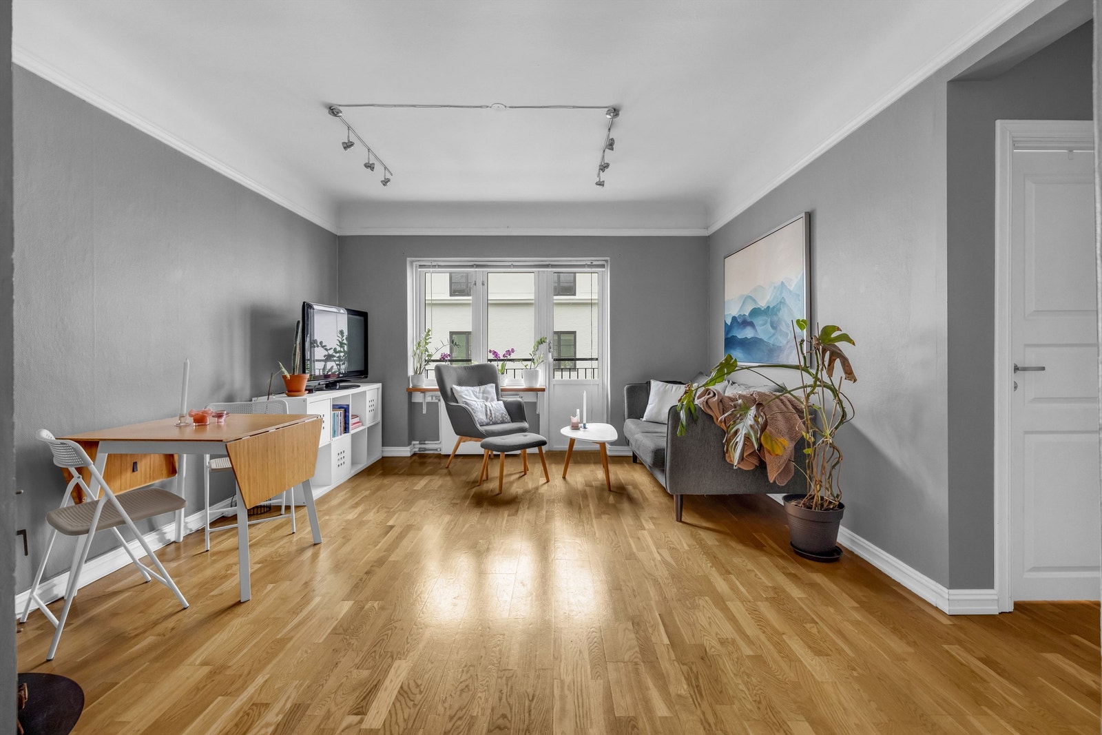 Romslig og lys stue med god plass til å innrede med ønsket møblement. Galleribilde