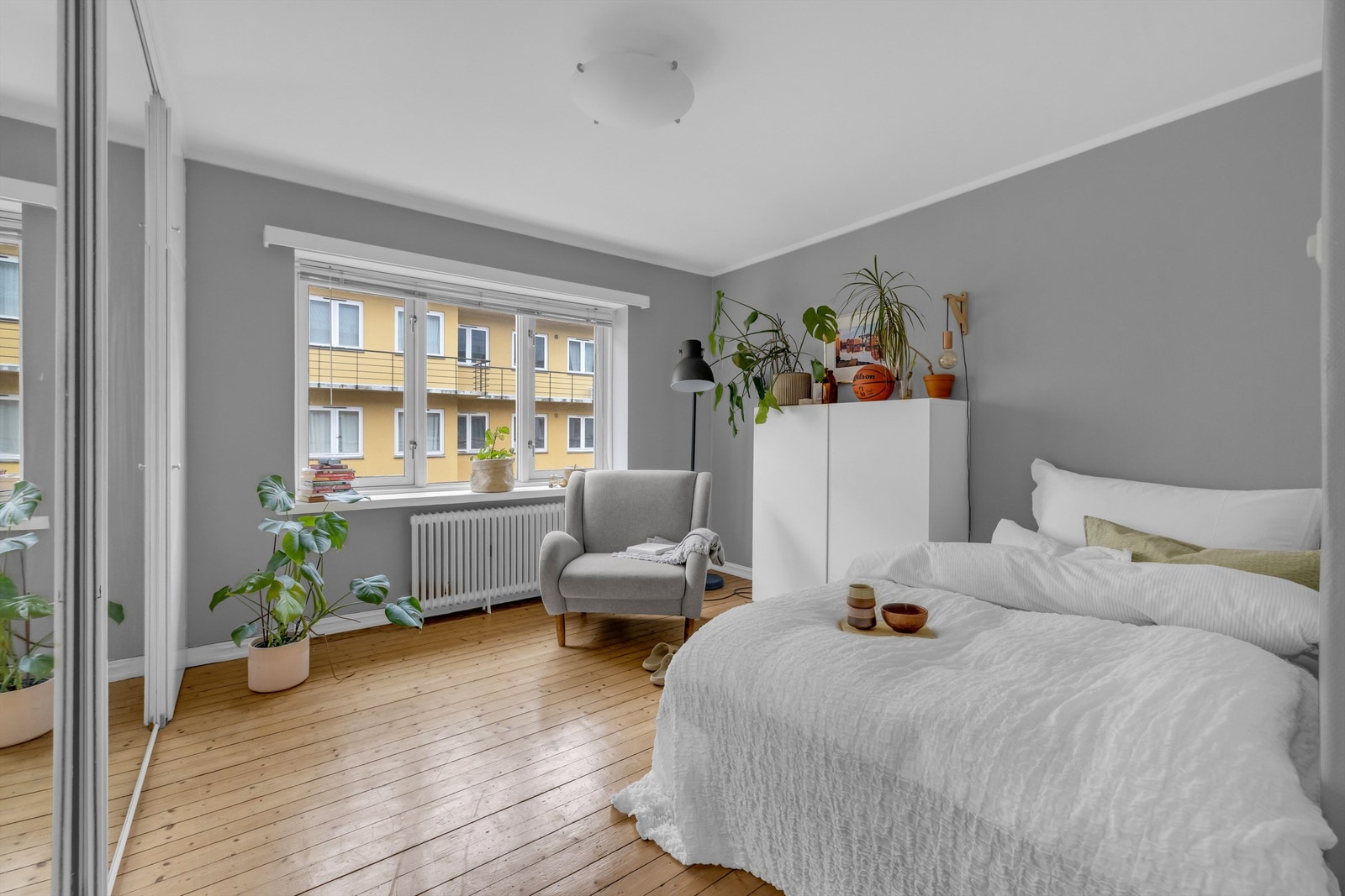 Stort og romslig hovedsoverom. Galleribilde