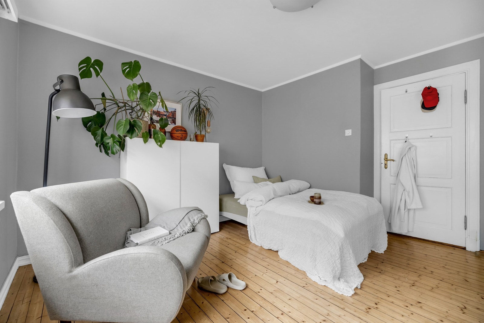 God plass til dobbeltseng, tilhørende nattbord på begge sider og integrerte garderobeskap. Galleribilde