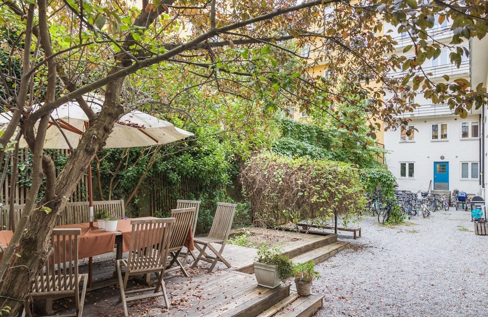 Leiligheten har solrik balkong og tilgang til sameiets koselige bakgård. Galleribilde