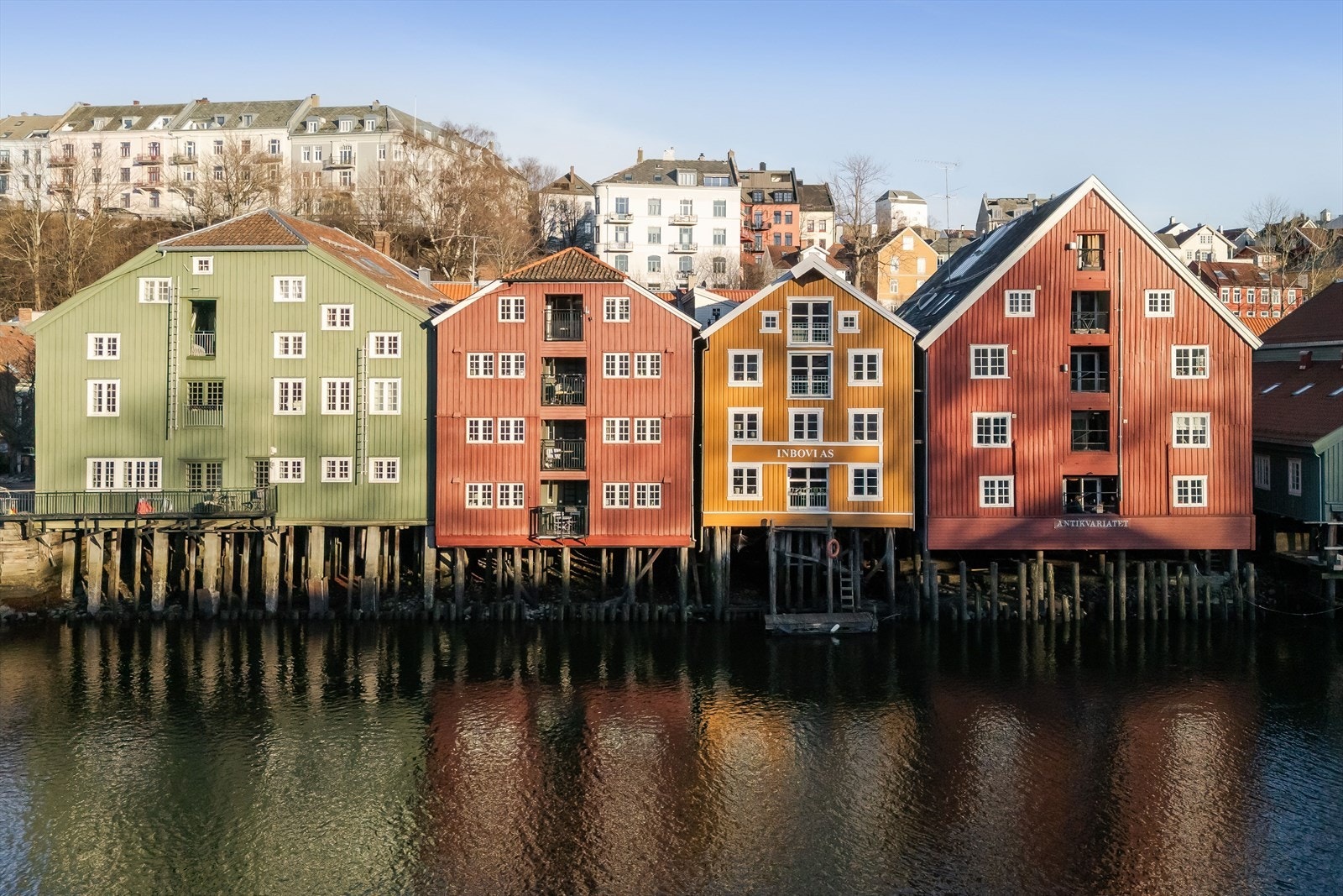 Her bor du midt i smørøyet med nærhet til alt av servicetilbud, så vel som gode turmuligheter i havneområdet. Galleribilde