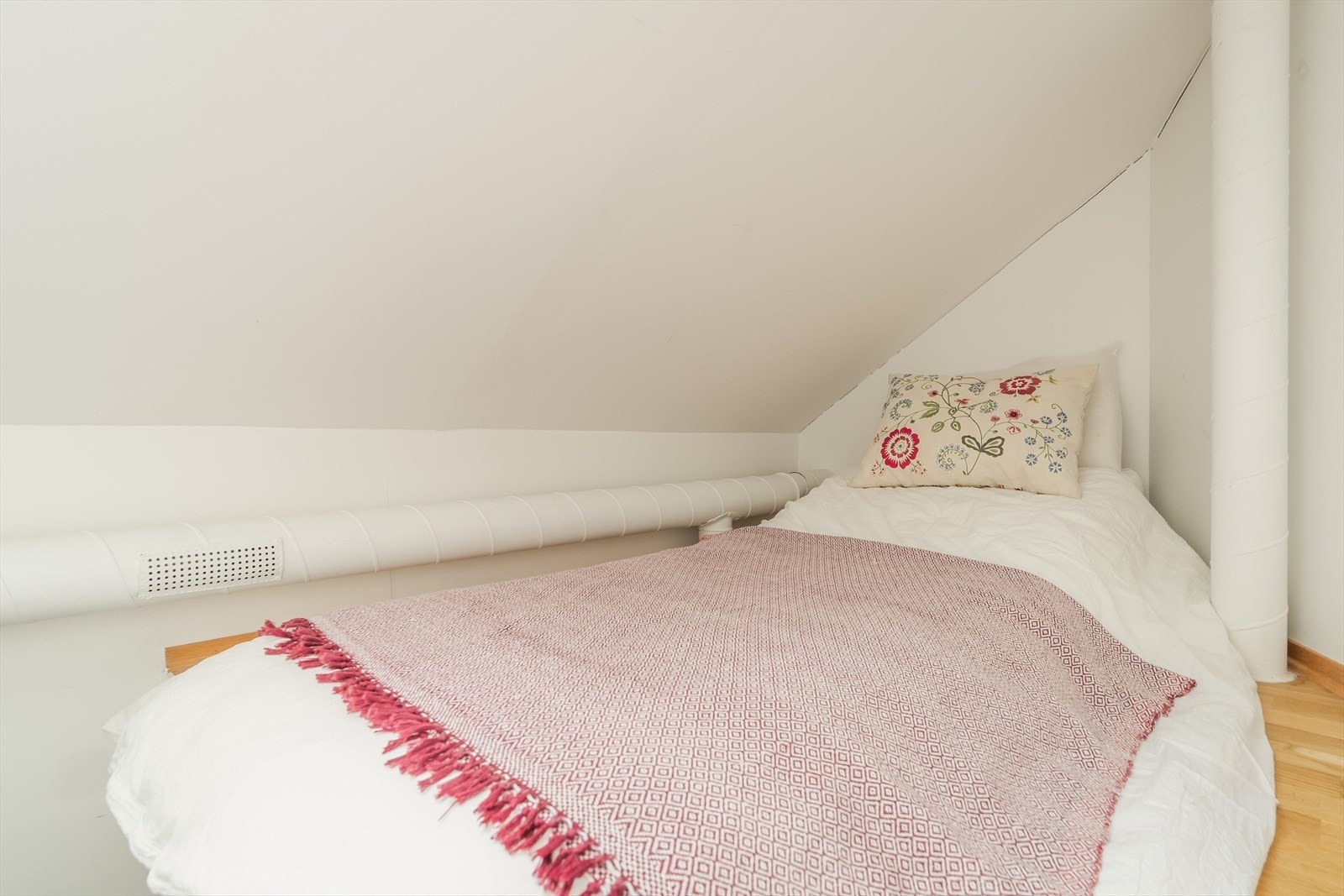 En hems gir ytterligere plass til seng eller oppbevaring. Galleribilde