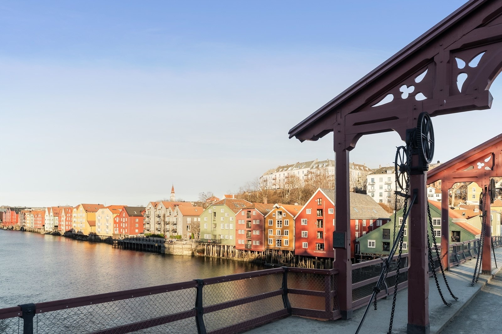 Gamle bybro med leiligheten i bakgrunnen. Galleribilde