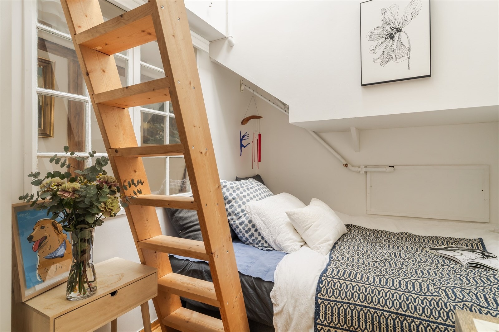 Det minste soverommet er arealeffektivt og luftig, noe som understrekes med takvindu og luftig takhøyde. Galleribilde