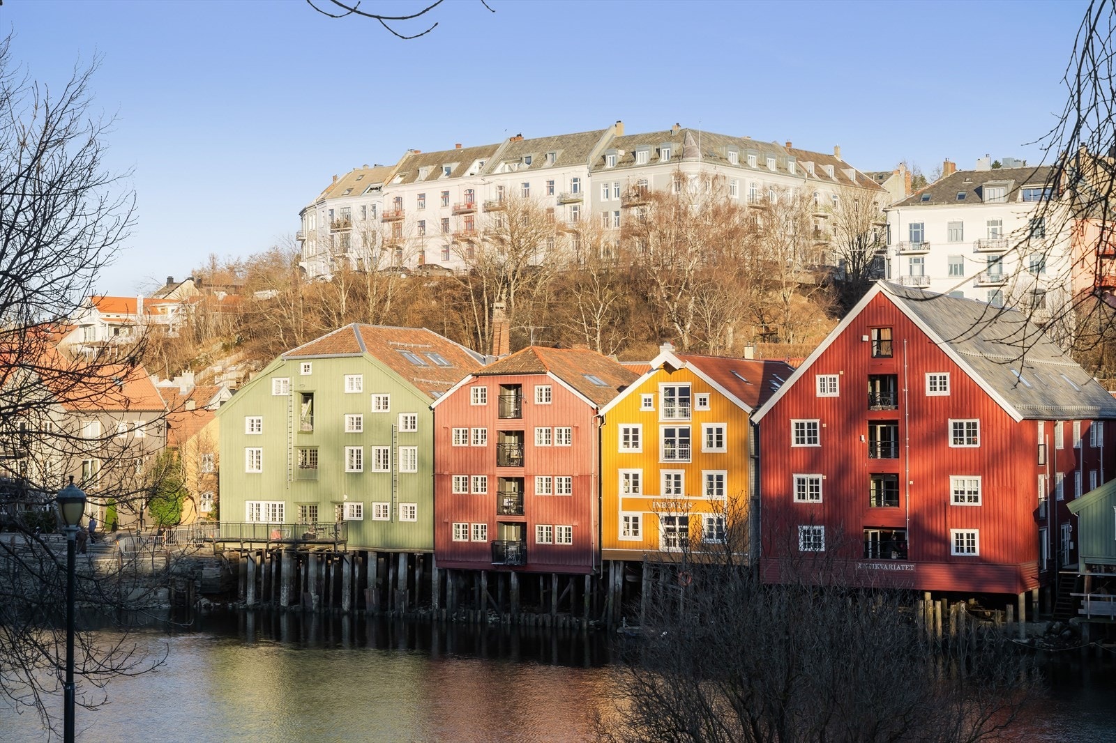 Fra eiendommen er det også kort vei til Ladehammerkaia der du kan følge den populære Ladestien helt til Grilstadfjæra. Galleribilde