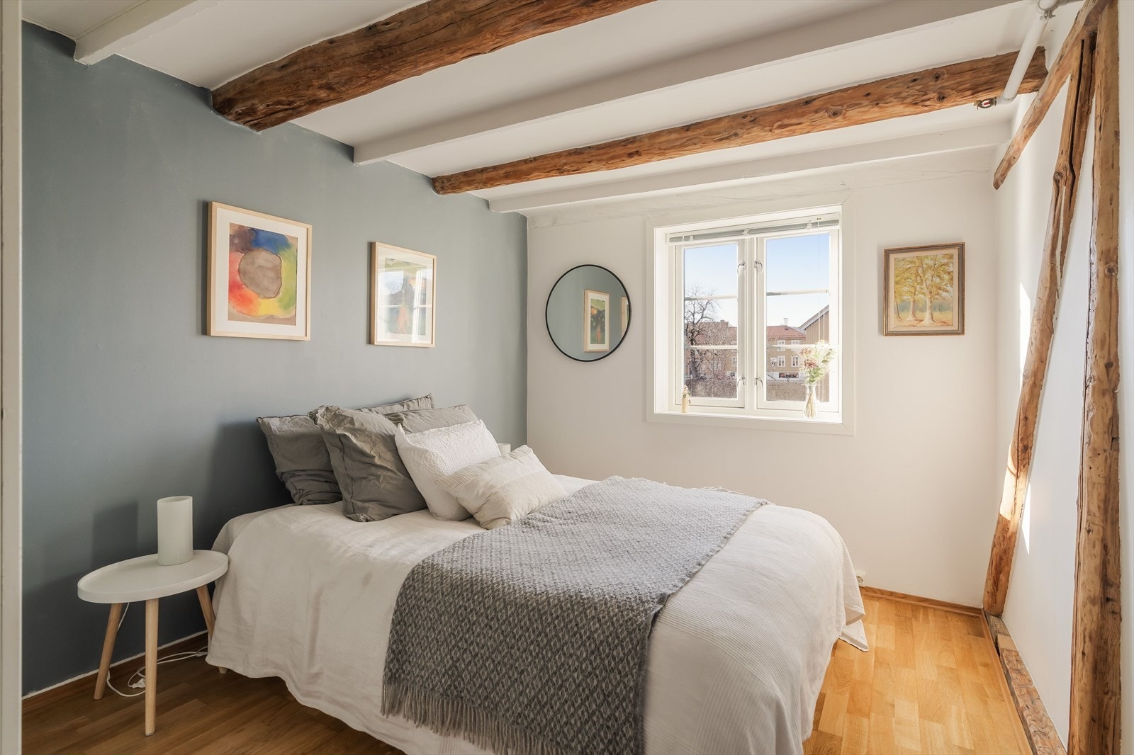 Hovedsoverommet er holdt i delikate farger som står godt til parkettgulvet. Galleribilde