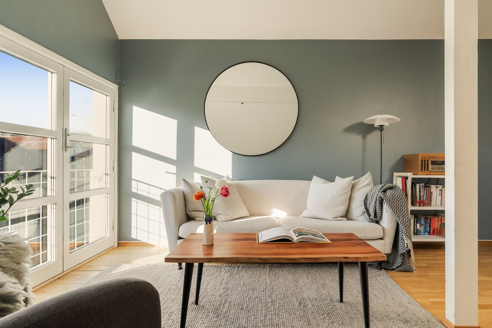 Veggene i stuen er malt opp i en tidsmessig grønntone, og det er listfrie overganger til hvit skråhimling. Galleribilde