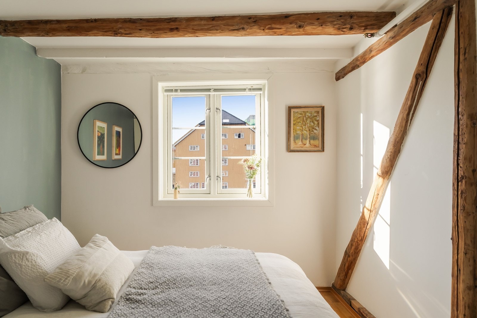 Synlige bjelker i himlingen og på én vegg gir en lun kontrast. Galleribilde