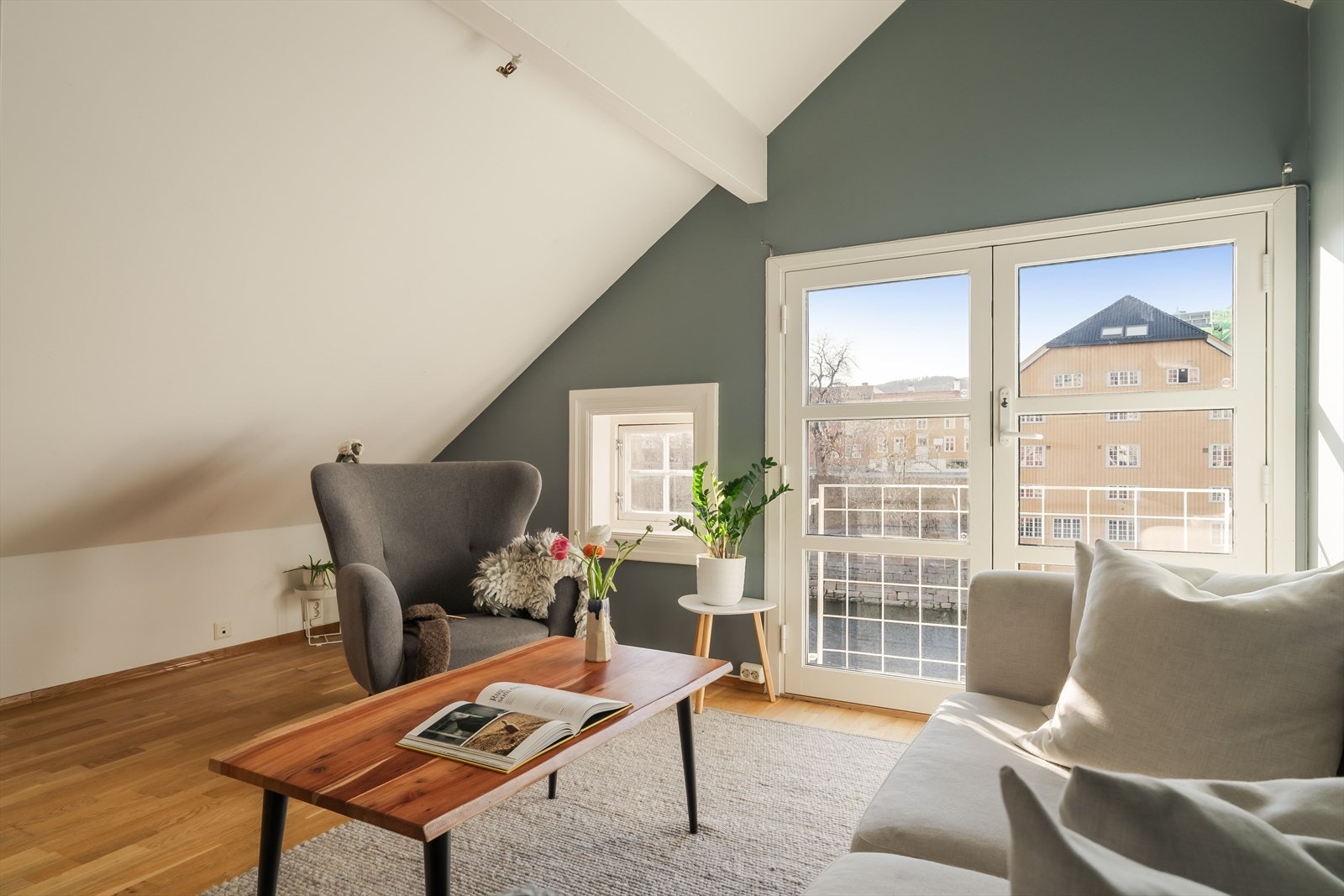 På endeveggen i stue er det en dobbel terrassedør med store vindusflater ut mot Nidelva. Galleribilde