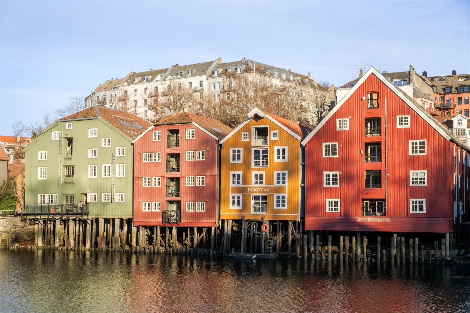Aktiv Eiendomsmegling v/Kirsti Næss Olsen har gleden av å presentere Nedre Bakklandet 6. Foto: Vidar Alvik/ Grattis foto. Galleribilde