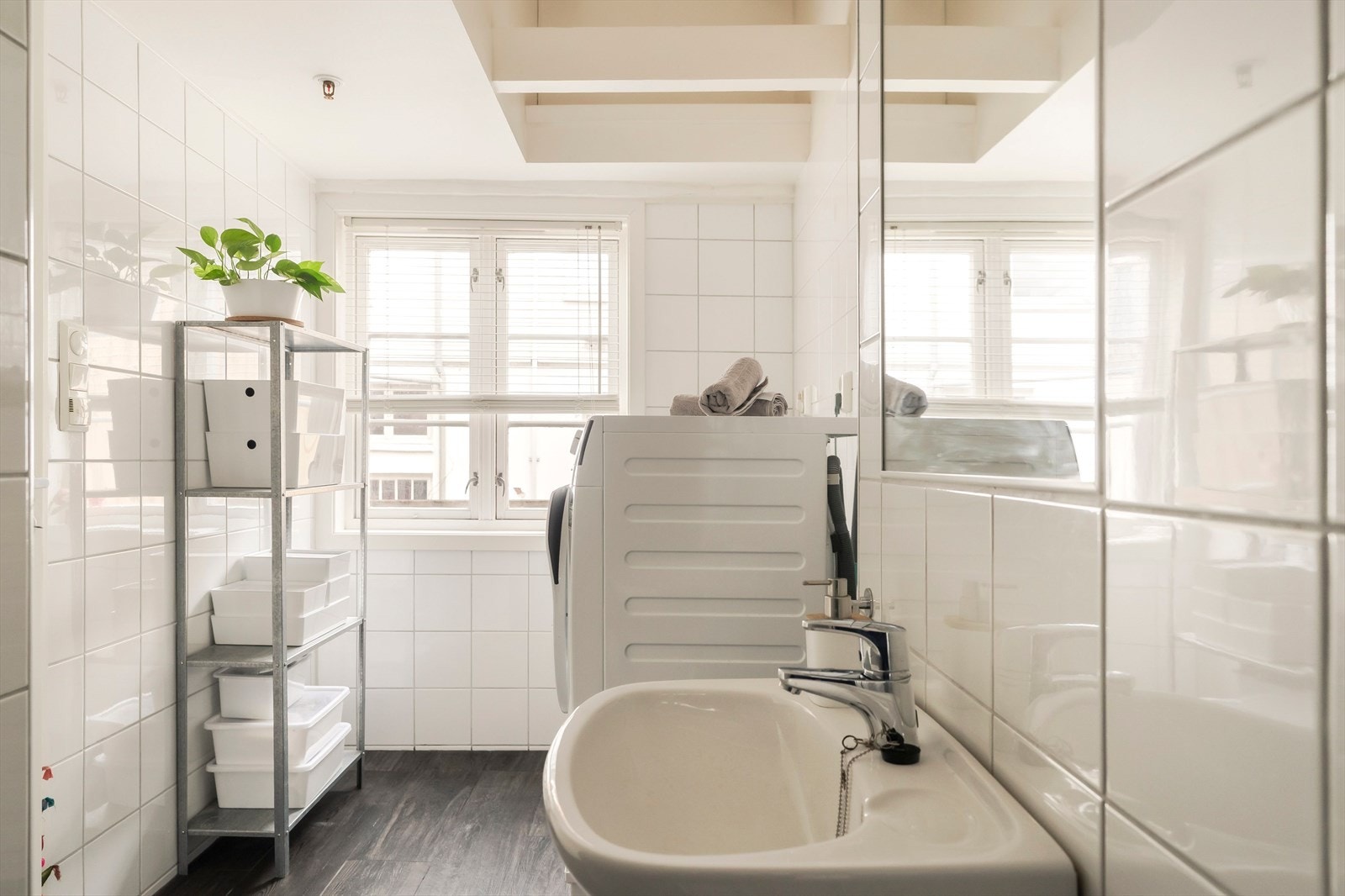 Badet i leiligheten fremstår som velholdt og pent, og måler ca. 7 kvm. Galleribilde