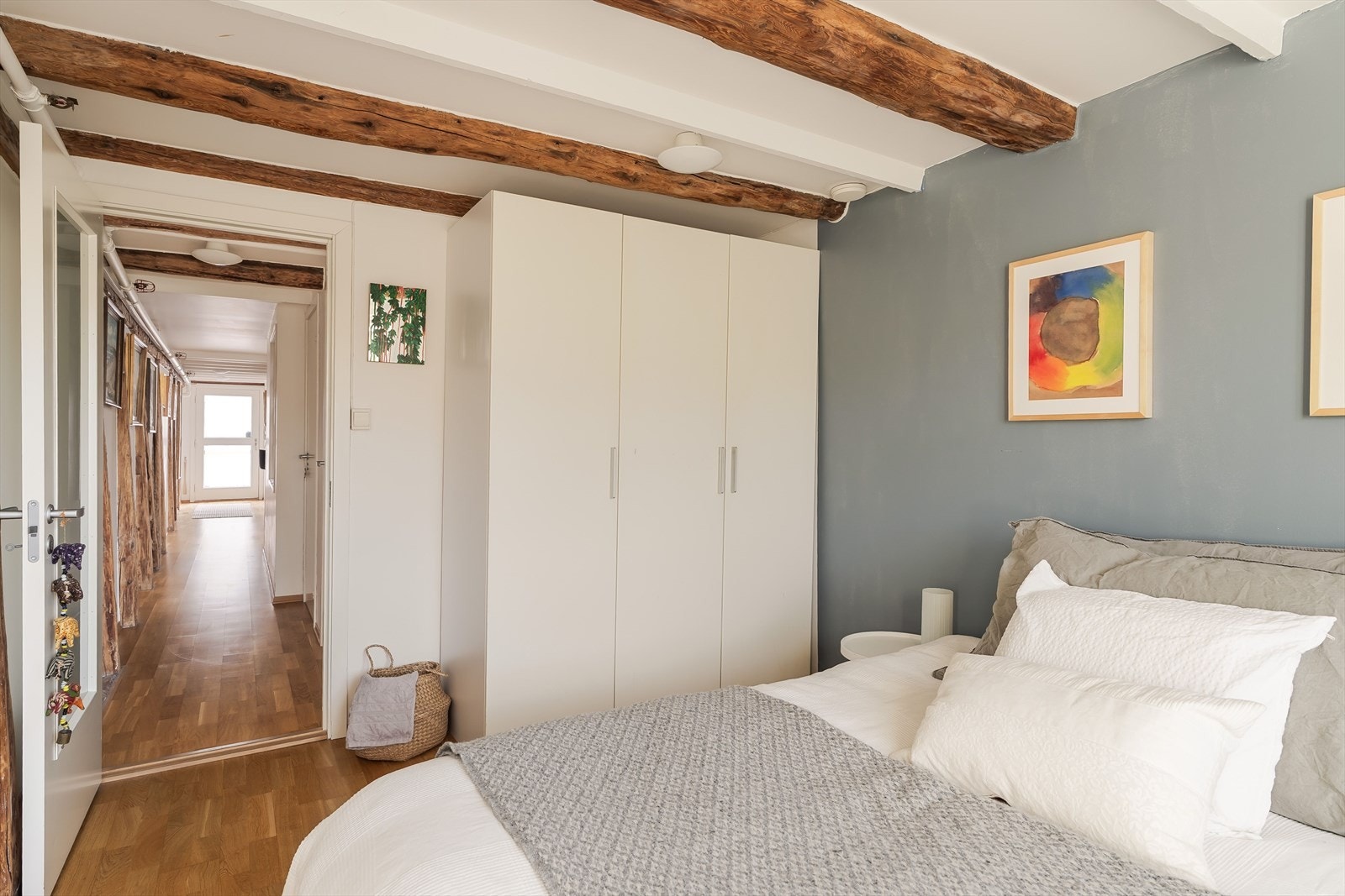 Det er et bredt, hvitt garderobeskap på hovedsoverommet, og vegg-i-vegg er det en innebod på ca. 2,5 kvm. Galleribilde