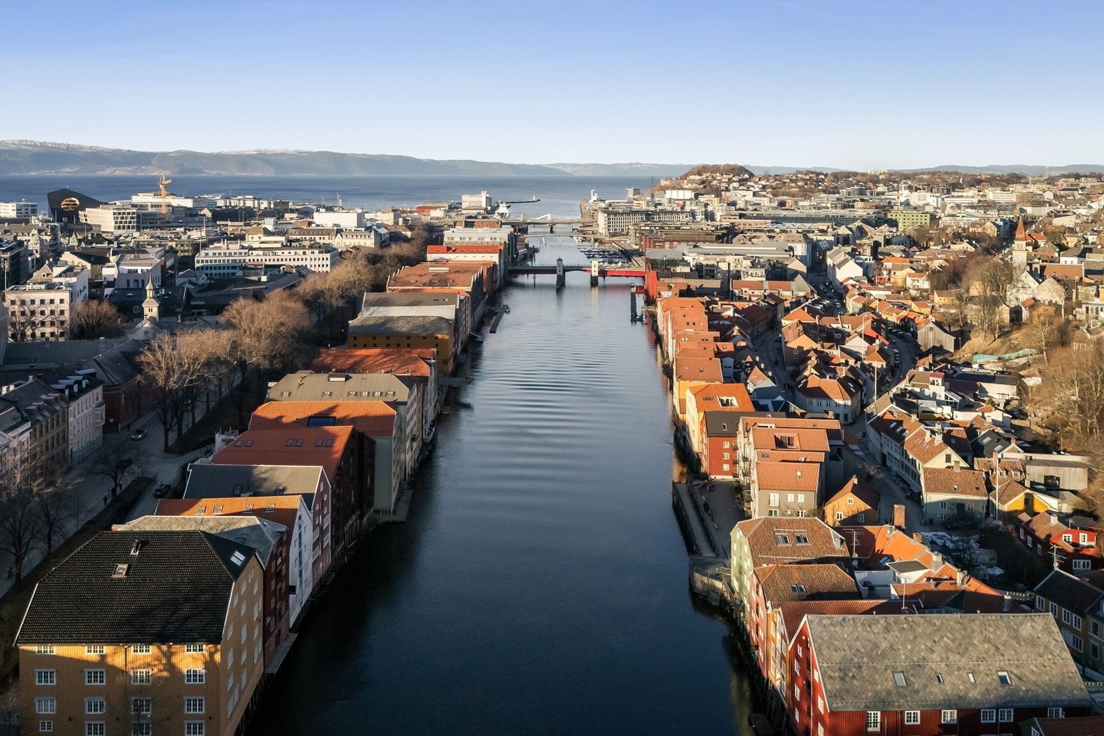Bygningen ligger i et svært attraktivt og sentralt område i den koselige bydelen Bakklandet i Trondheim kommune. Galleribilde