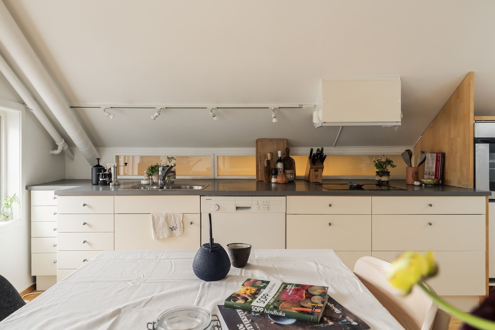 Kjøkkenet er stilrent og arealeffektivt, med god skap- og benkeplass. Galleribilde