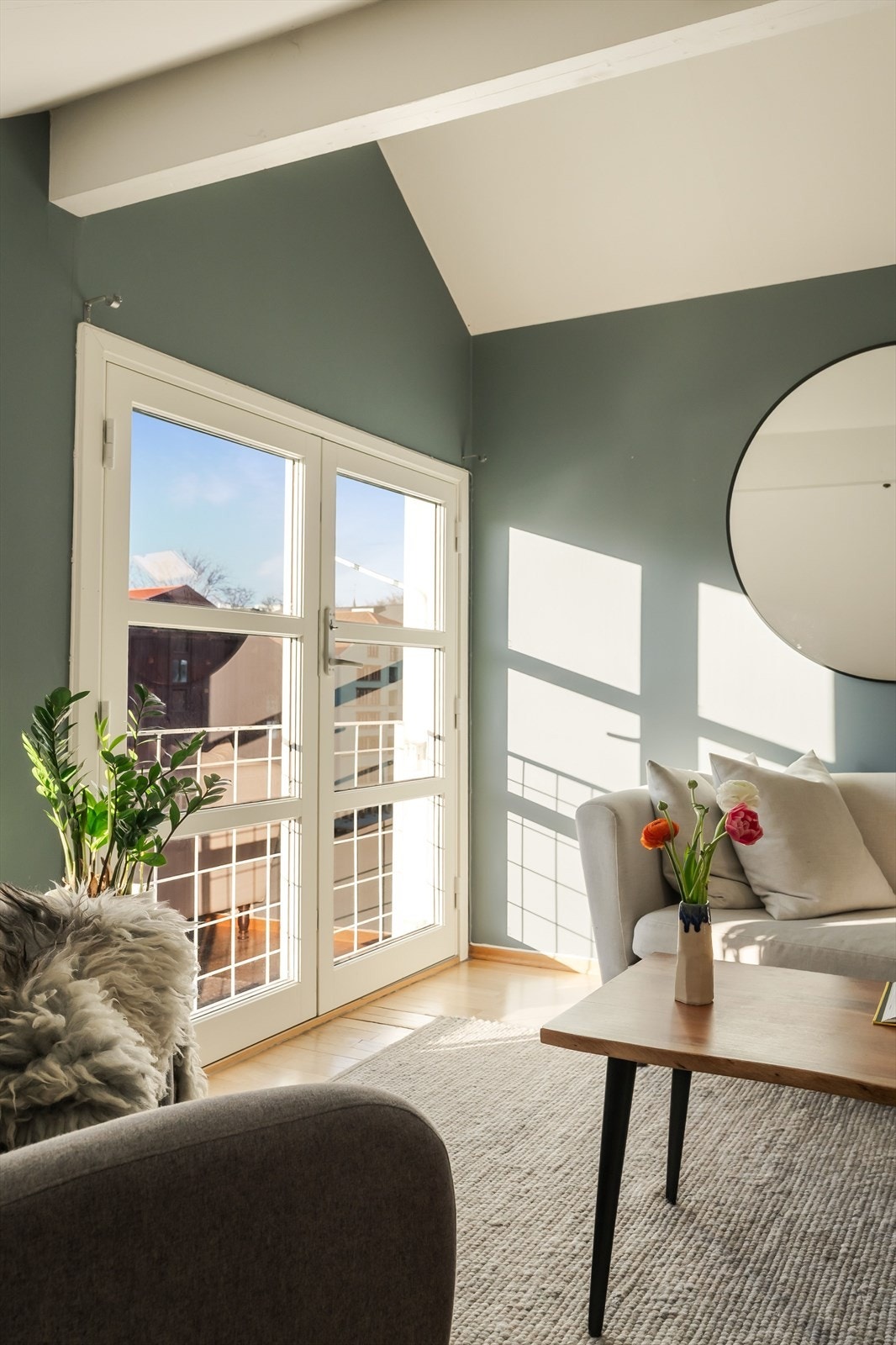 Dagslyset strømmer inn via den vestvendte terrassedøren. Galleribilde