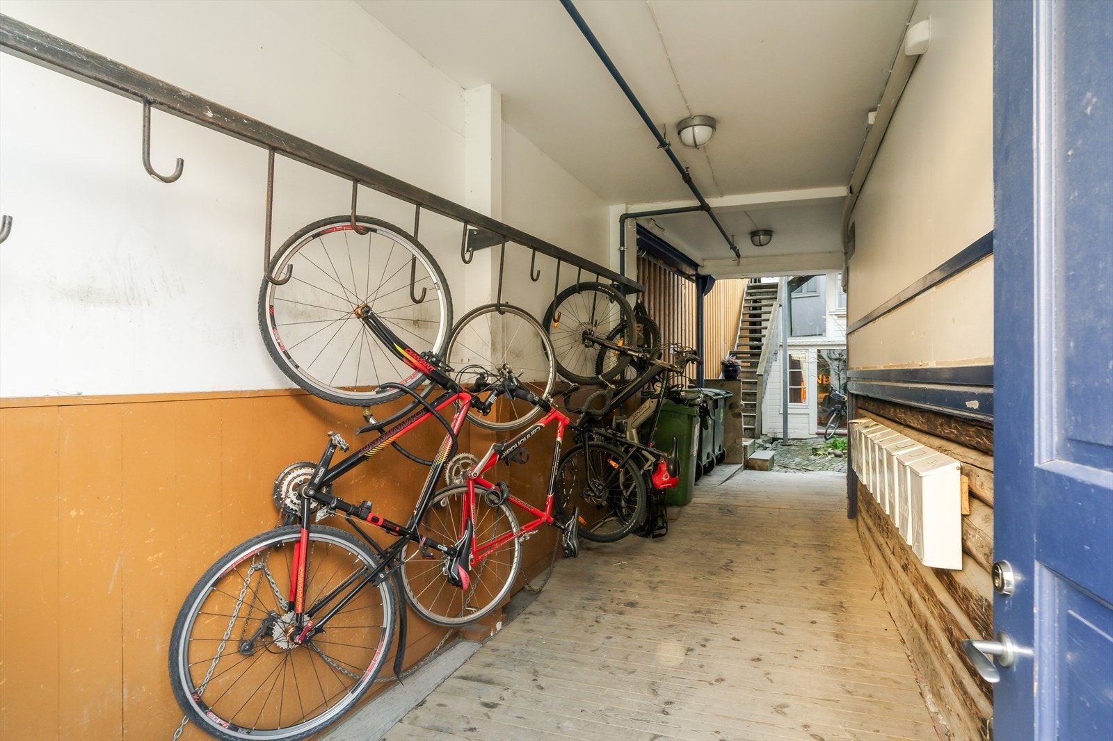 Leiligheten har adkomst via en felles port og gang med oppheng for sykler. Galleribilde