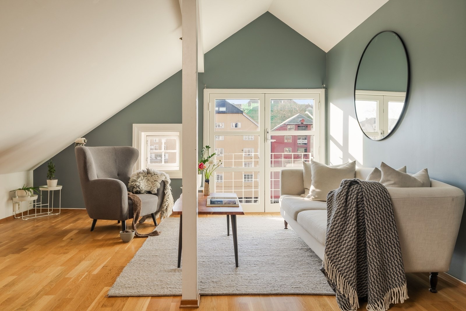 Stuen er på ca. 24 kvm, og oppleves som stilfull, luftig og innbydende. Galleribilde