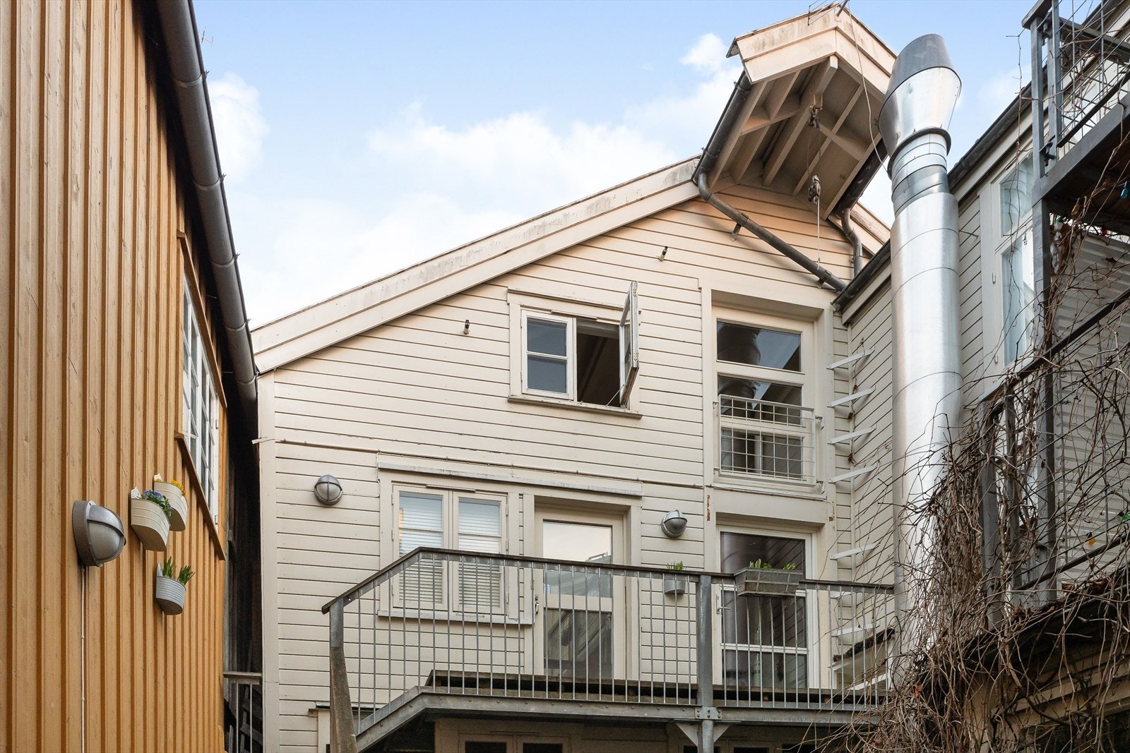 Leiligheten ligger i 3. etasje, og har adkomst via en utvendig trapp i en felles, lun bakgård. Galleribilde