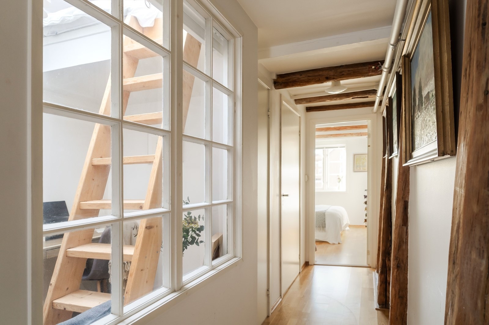 Det minste soverommet har et sprossevindu ut mot gangen. Galleribilde